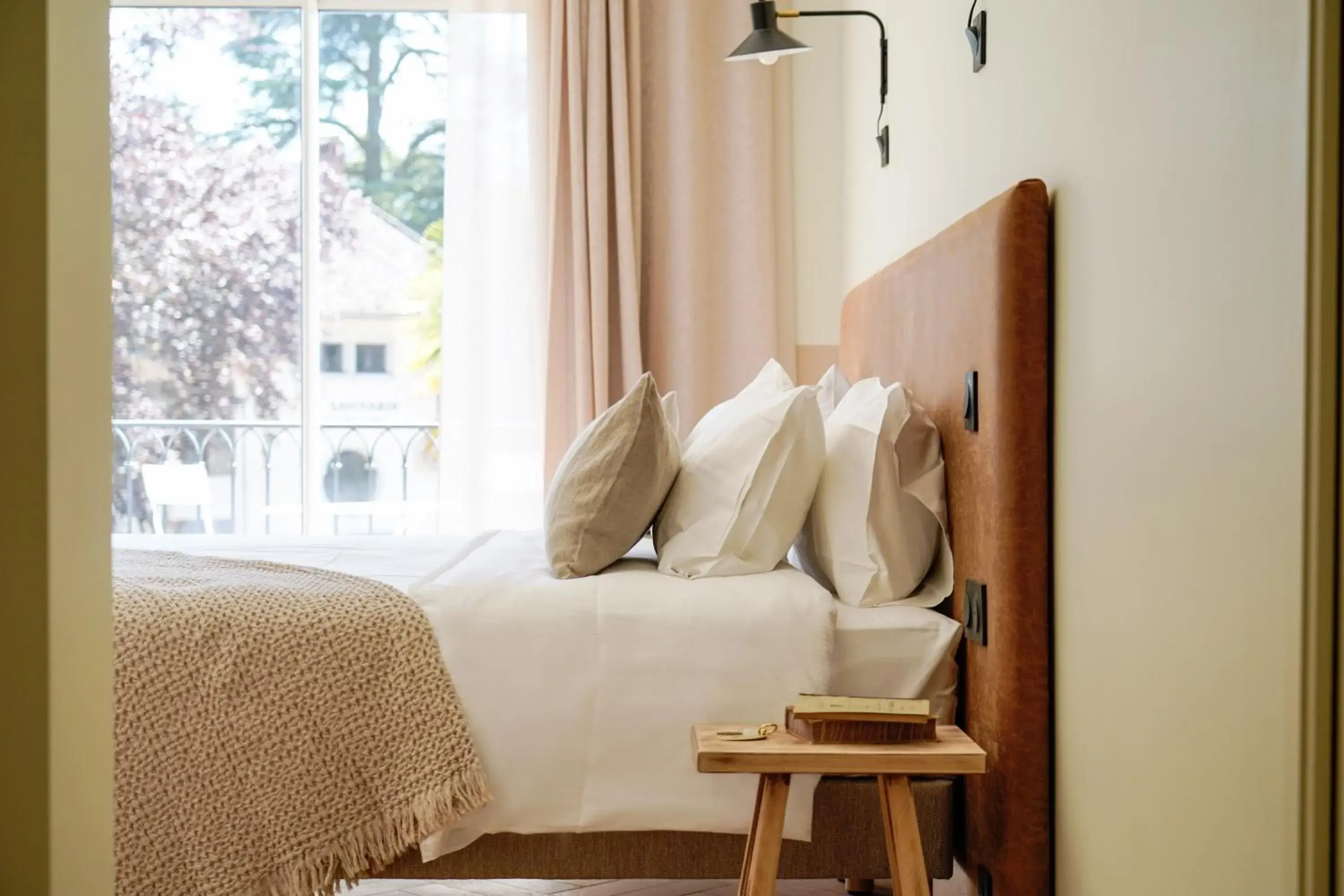 Deluxe Lake View in Hôtel Le Mouton Bleu Deluxe Lake View in Hôtel Le Mouton Bleu