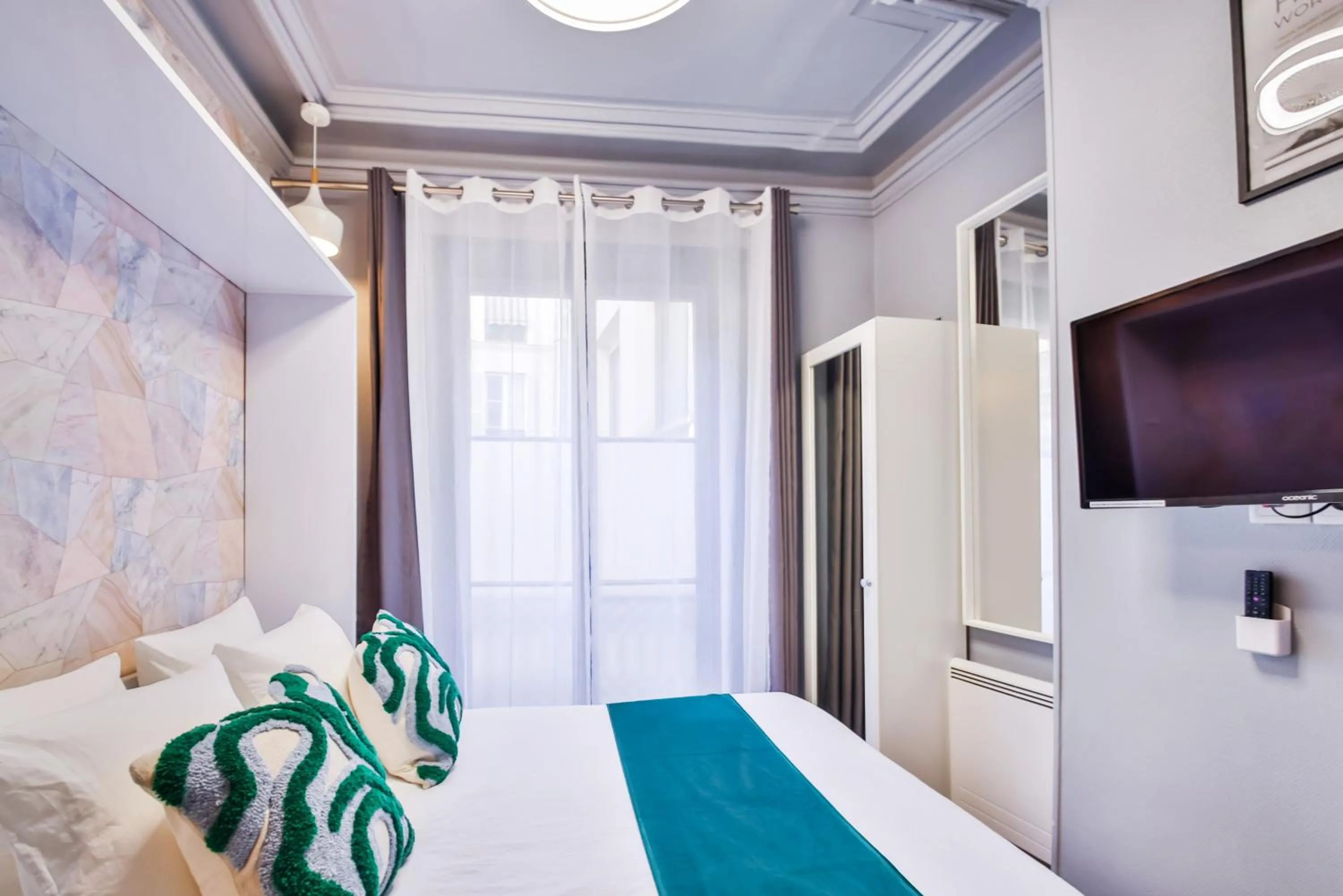 Photo of the whole room, Bed in WS Opéra - Rossini