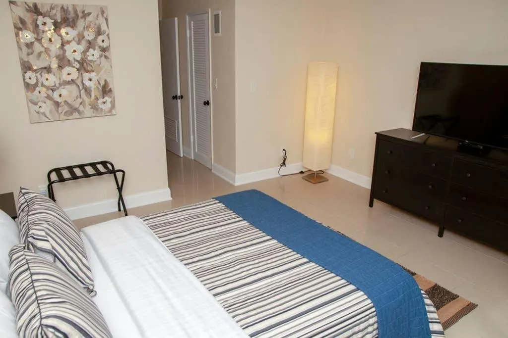 Communal lounge/ TV room, Bed in Beautiful Apartment Steps Away from the Beach