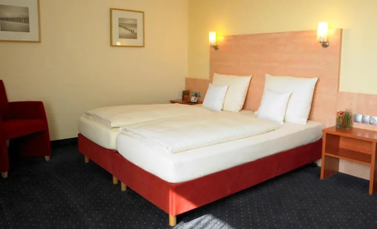 Photo of the whole room, Bed in Adler Hotel & Restaurant Groß-Gerau
