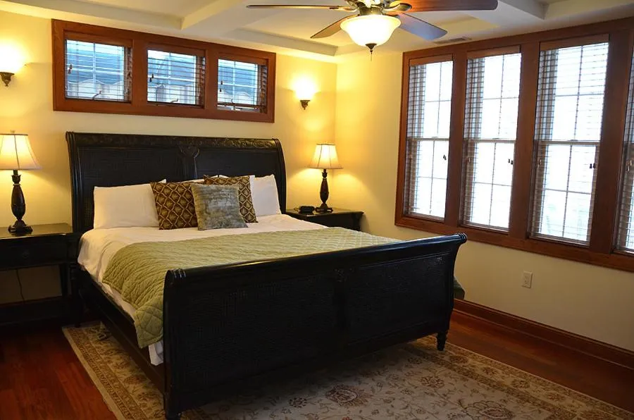 Bed in The Flanders Hotel