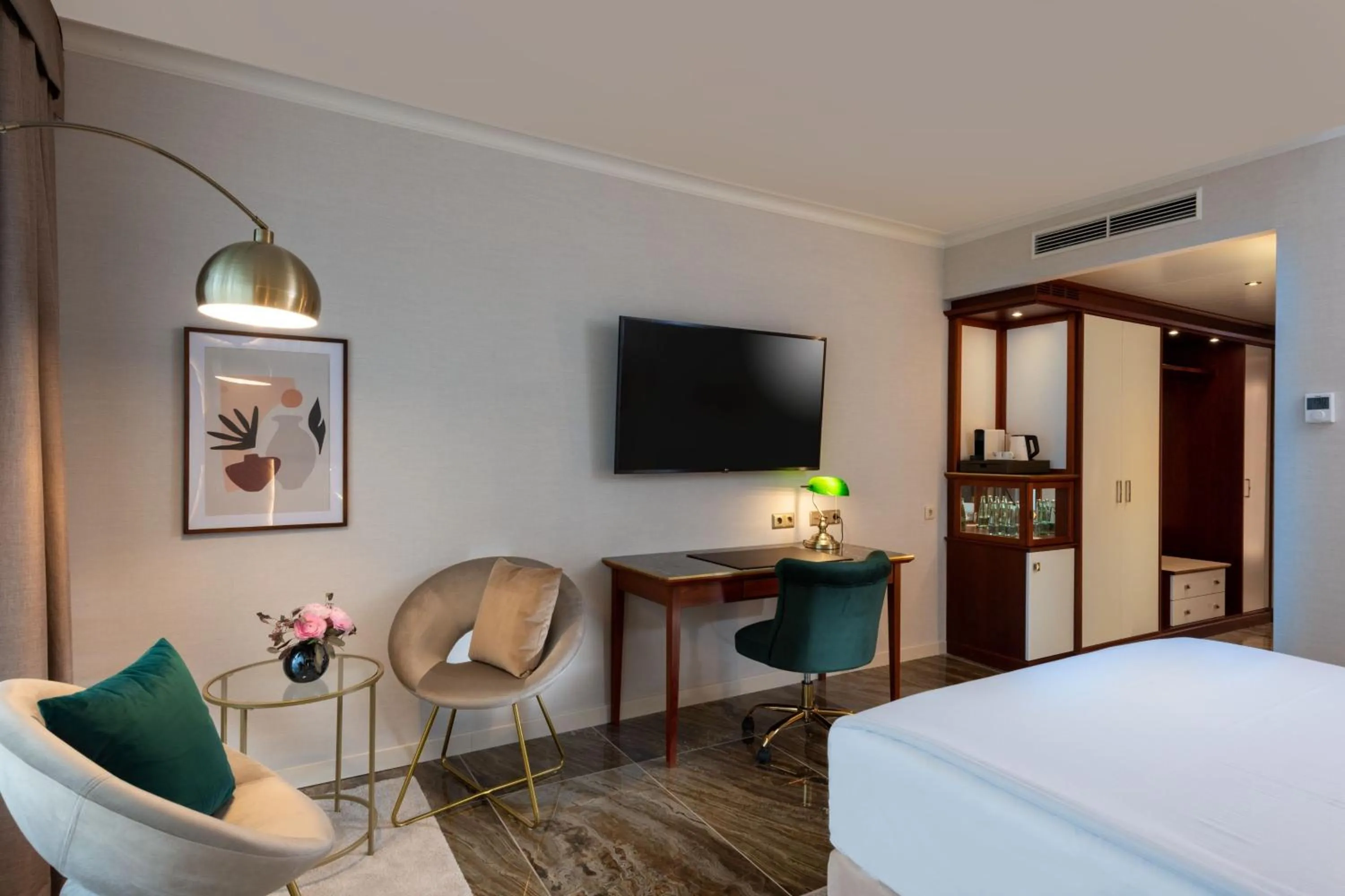 Photo of the whole room, Bed in JW Marriott Hotel Berlin