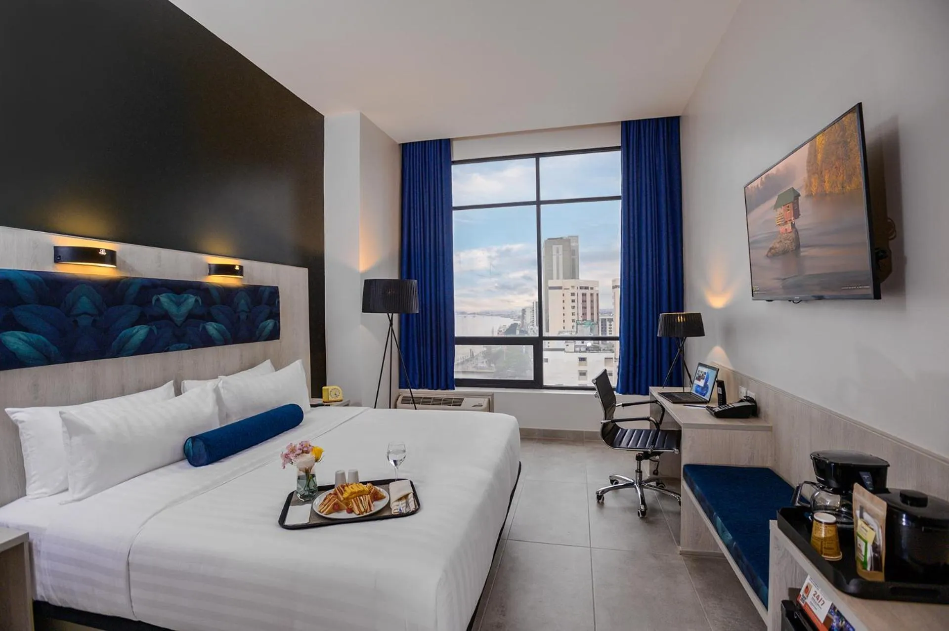 Photo of the whole room, Bed in DoubleTree by Hilton Guayaquil