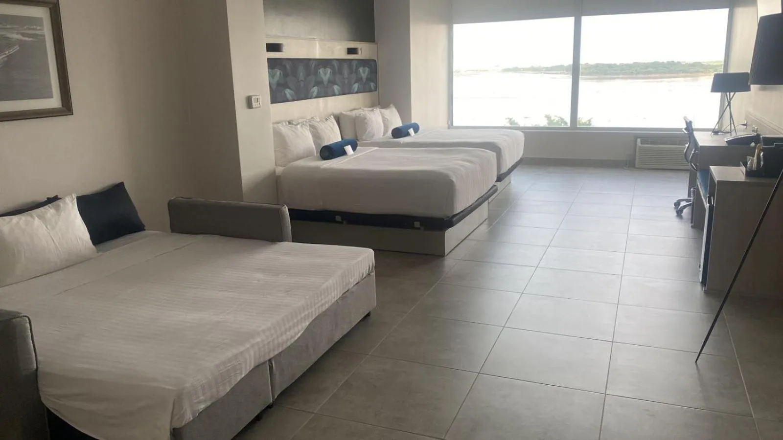 Photo of the whole room, Bed in DoubleTree by Hilton Guayaquil