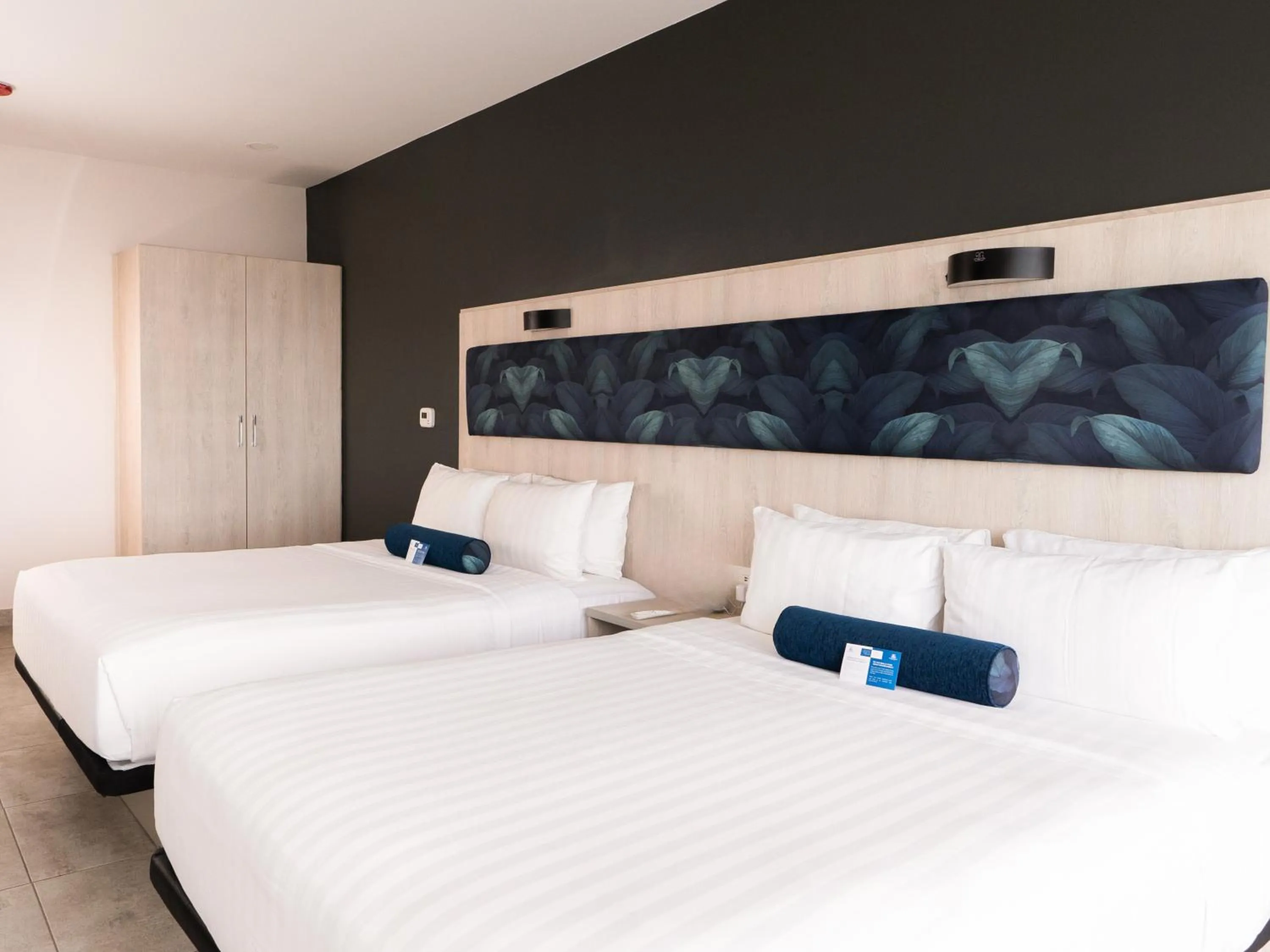 Photo of the whole room, Bed in DoubleTree by Hilton Guayaquil