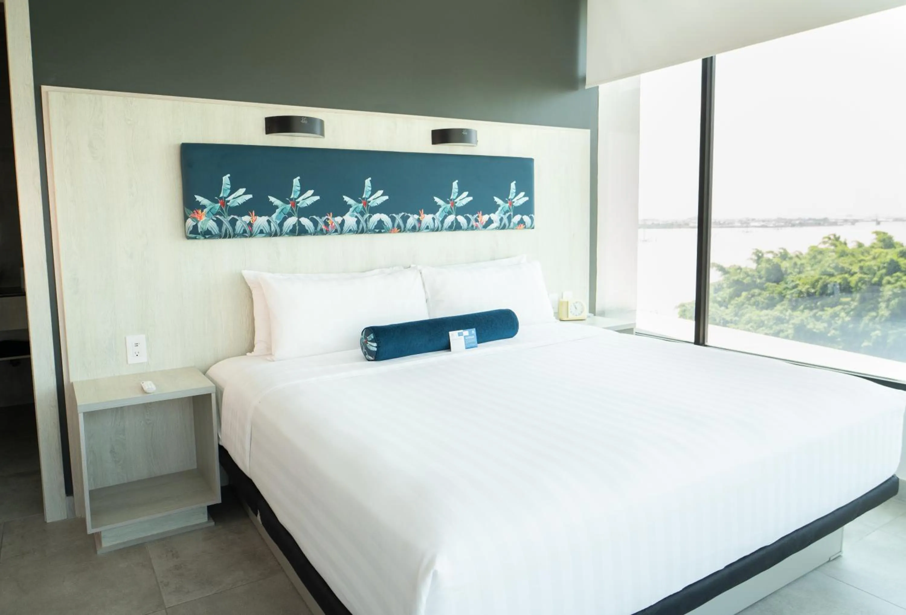 Photo of the whole room, Bed in DoubleTree by Hilton Guayaquil