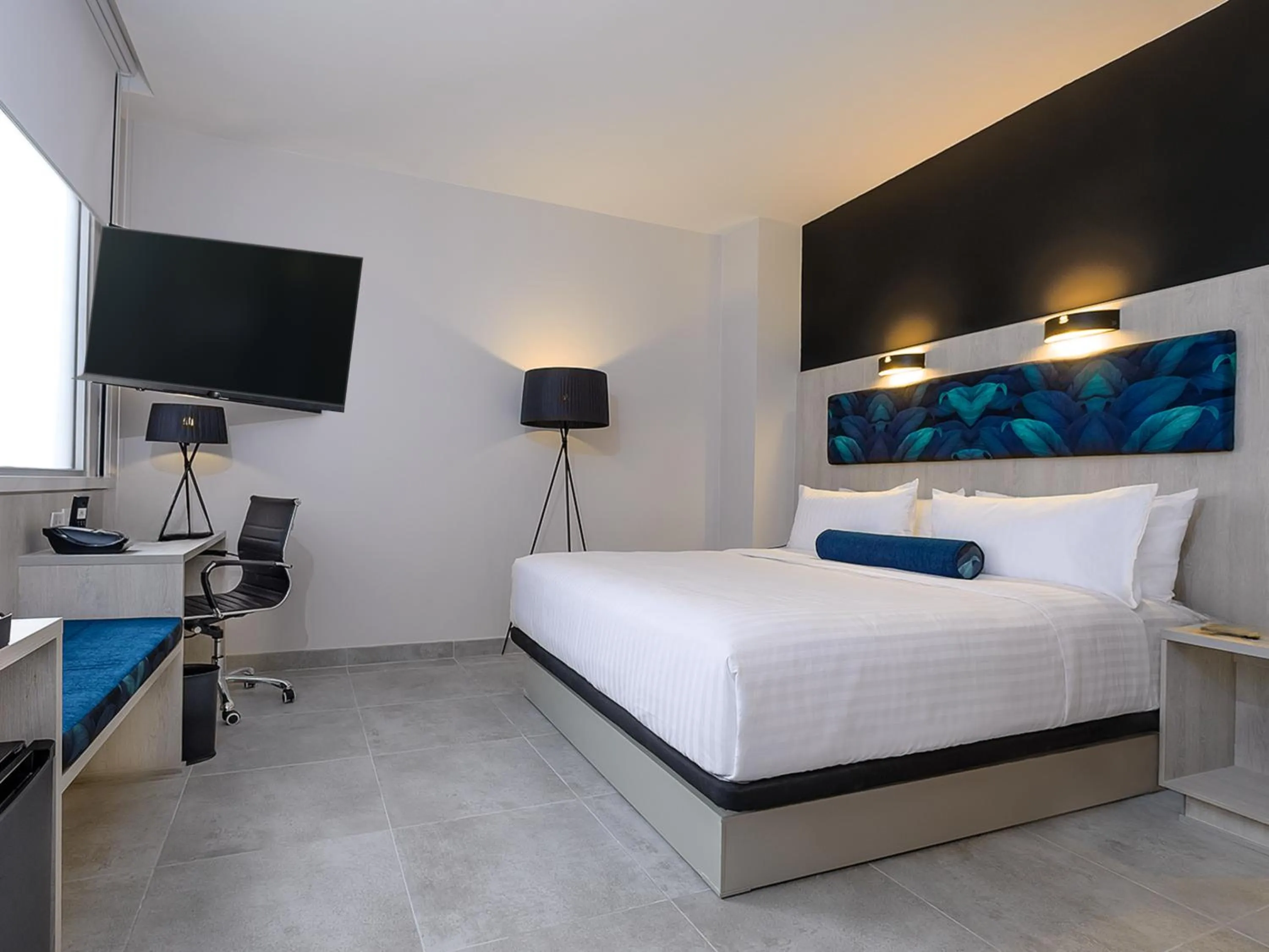 Photo of the whole room, Bed in DoubleTree by Hilton Guayaquil