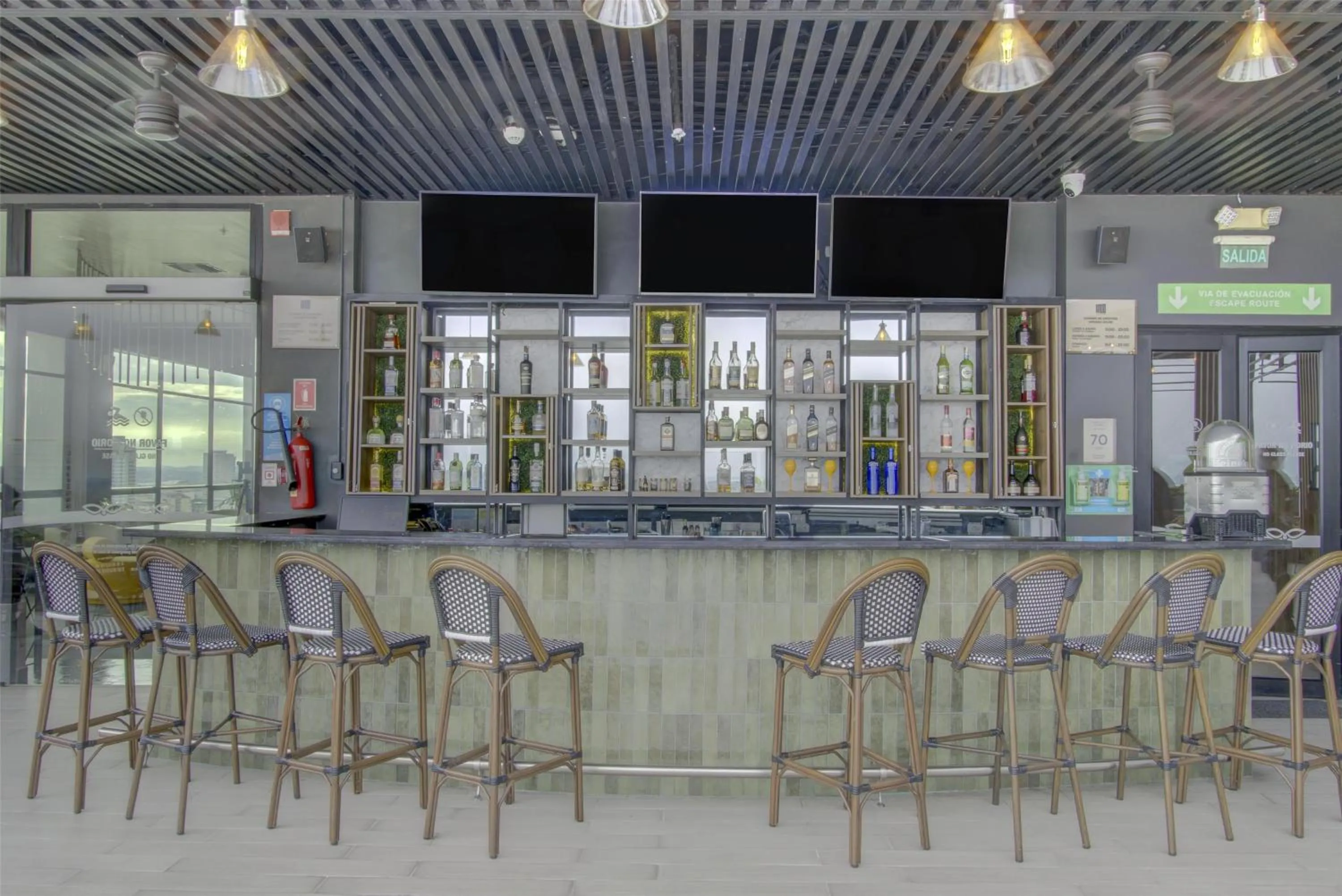 Lounge or bar in DoubleTree by Hilton Guayaquil
