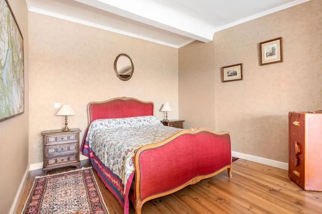 Bed in Six chandelles m'étaient comptées