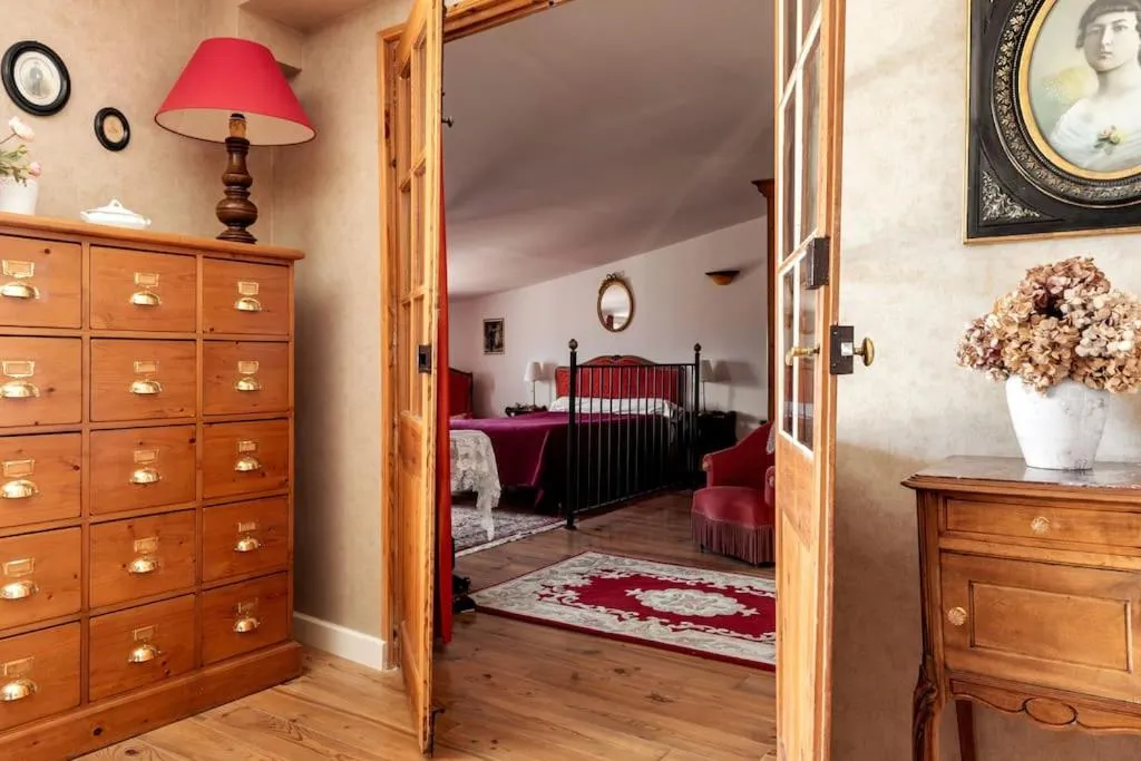 Bed in Six chandelles m'étaient comptées