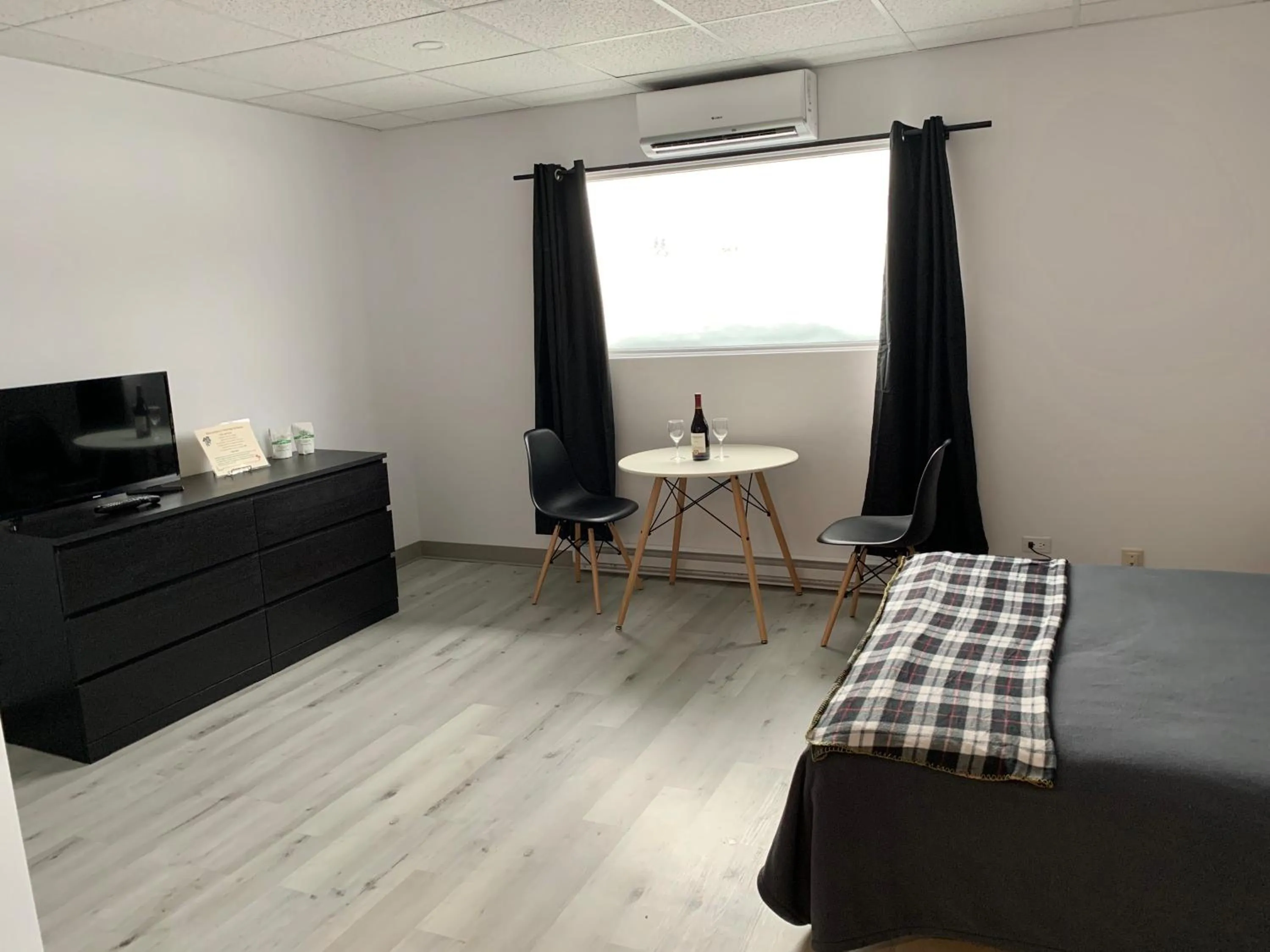 Bed in Hôtel St-Alexis