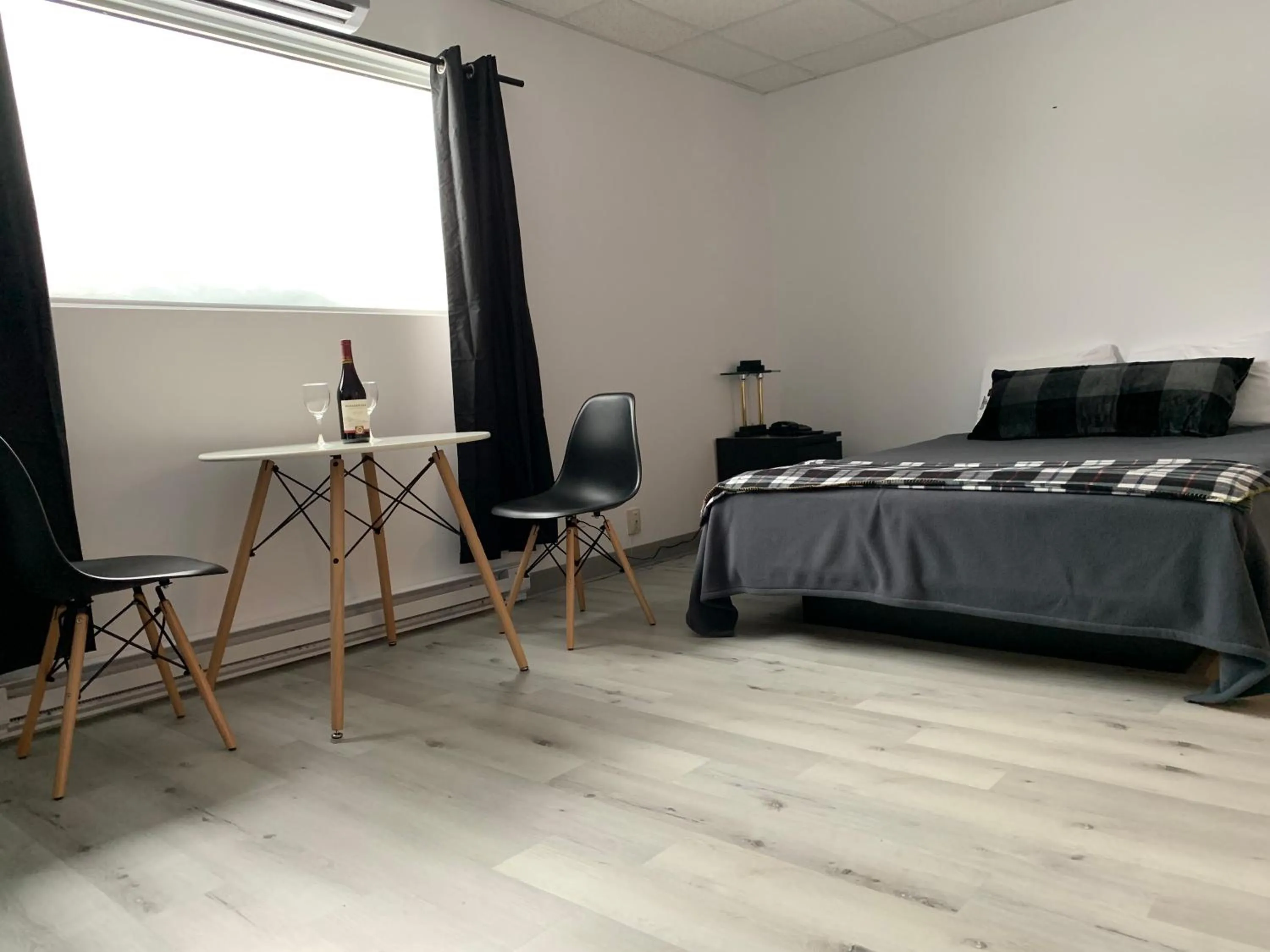 Bed in Hôtel St-Alexis