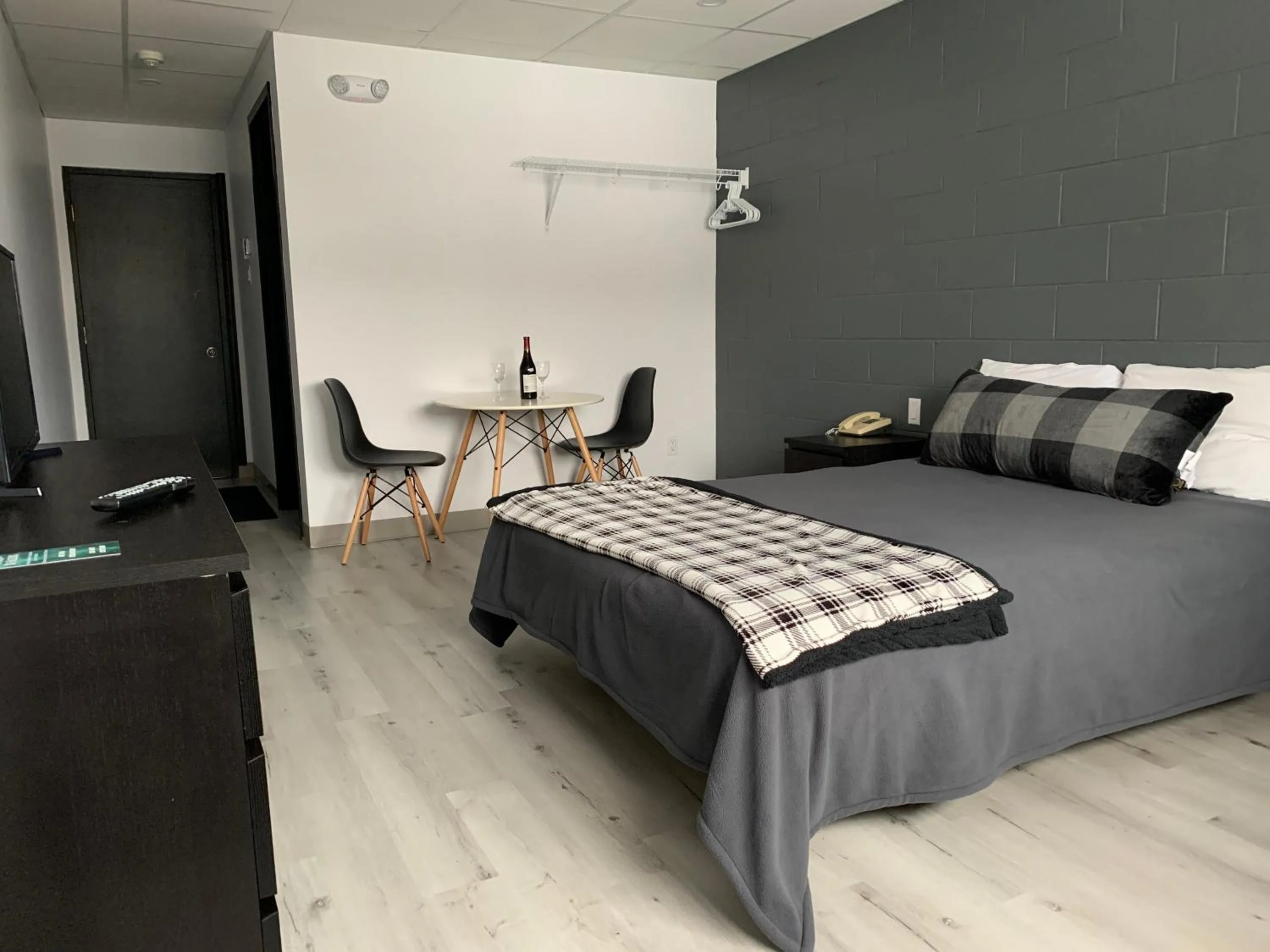 Bed in Hôtel St-Alexis