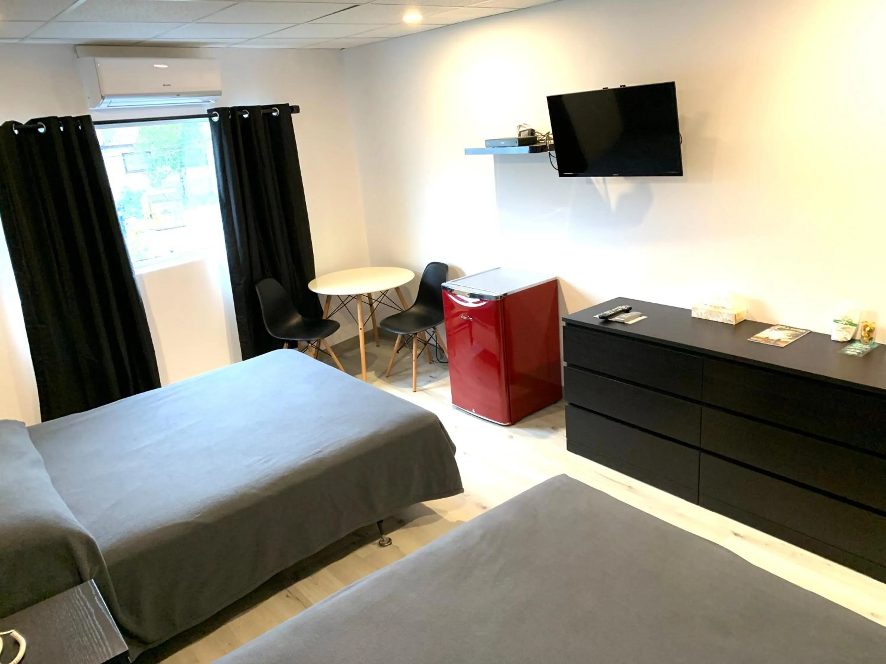 Bed in Hôtel St-Alexis