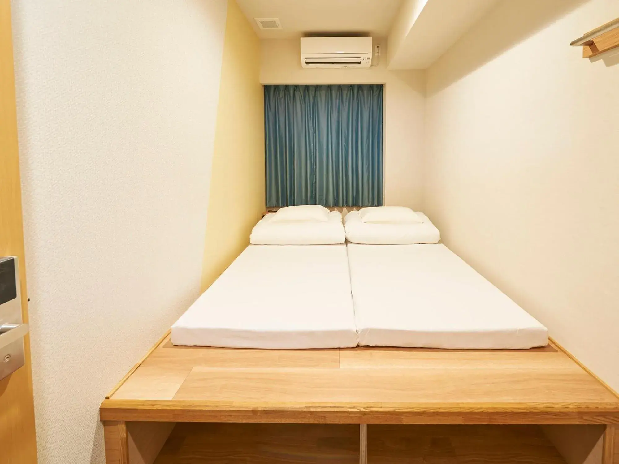 Twin Room with Shared Bathroom - single occupancy - Female Only - Non-Smoking in THE POCKET HOTEL Kyoto Karasuma Gojo Twin Room with Shared Bathroom - single occupancy - Female Only - Non-Smoking in THE POCKET HOTEL Kyoto Karasuma Gojo
