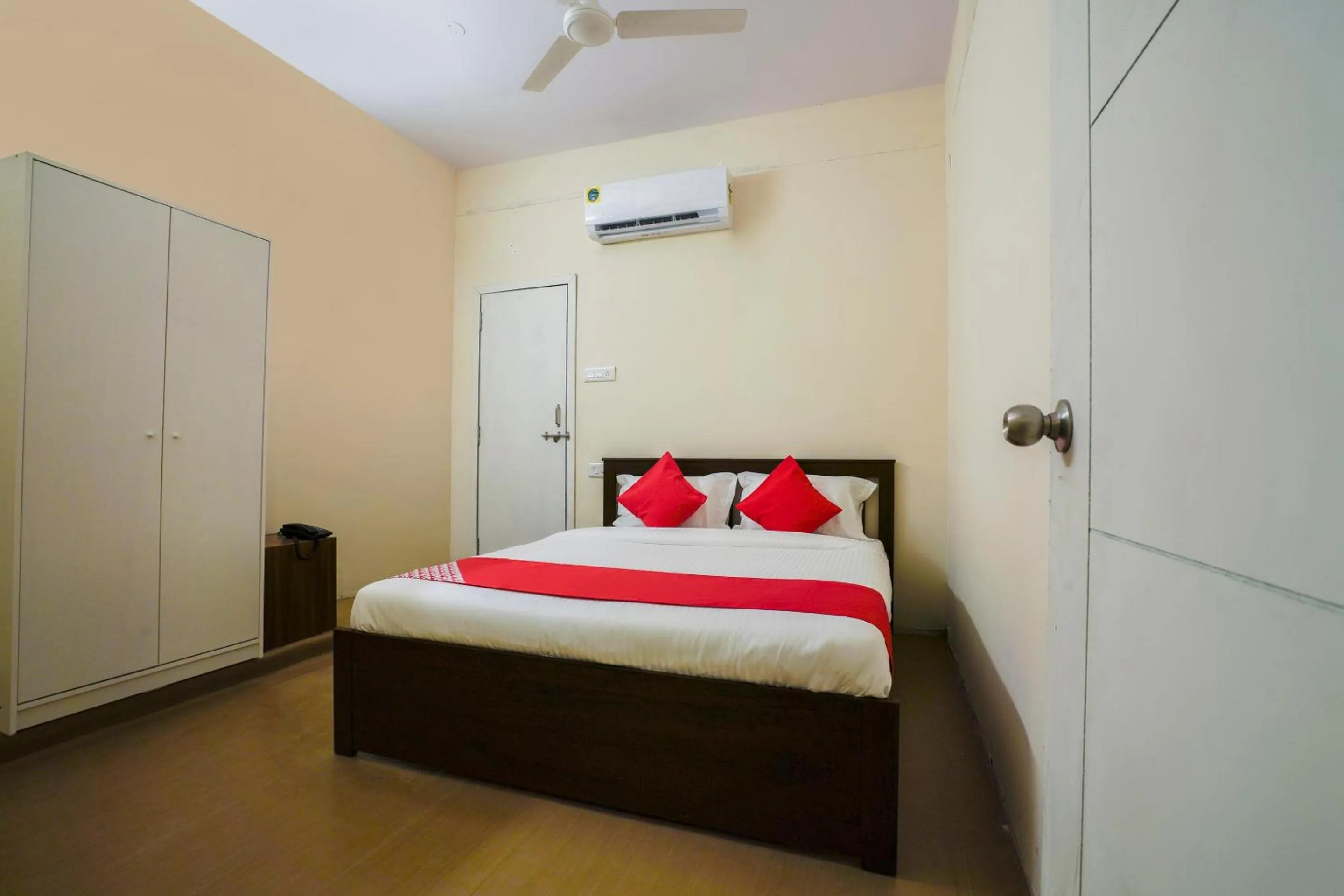 Bedroom, Bed in Hotel O Alpine glow Zenith