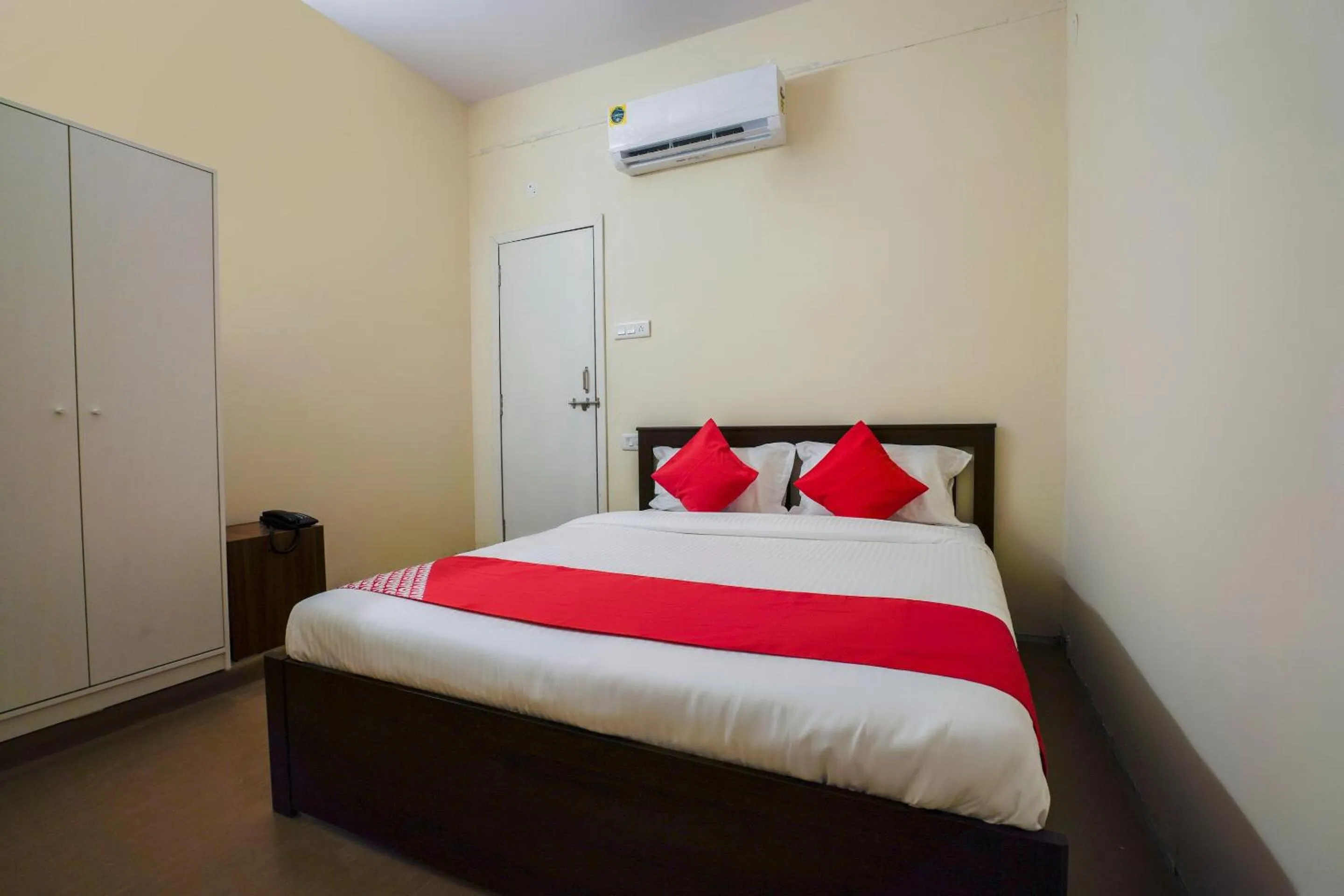 Bedroom, Bed in Hotel O Alpine glow Zenith