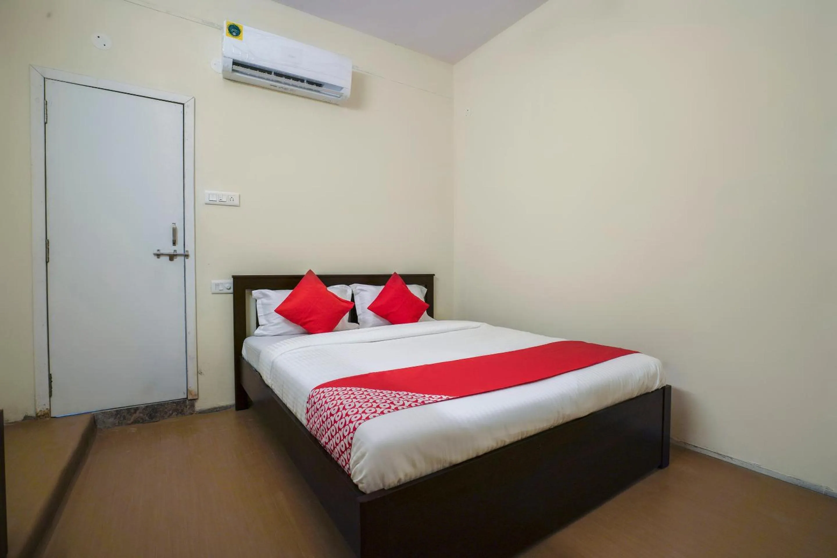 Bedroom, Bed in Hotel O Alpine glow Zenith