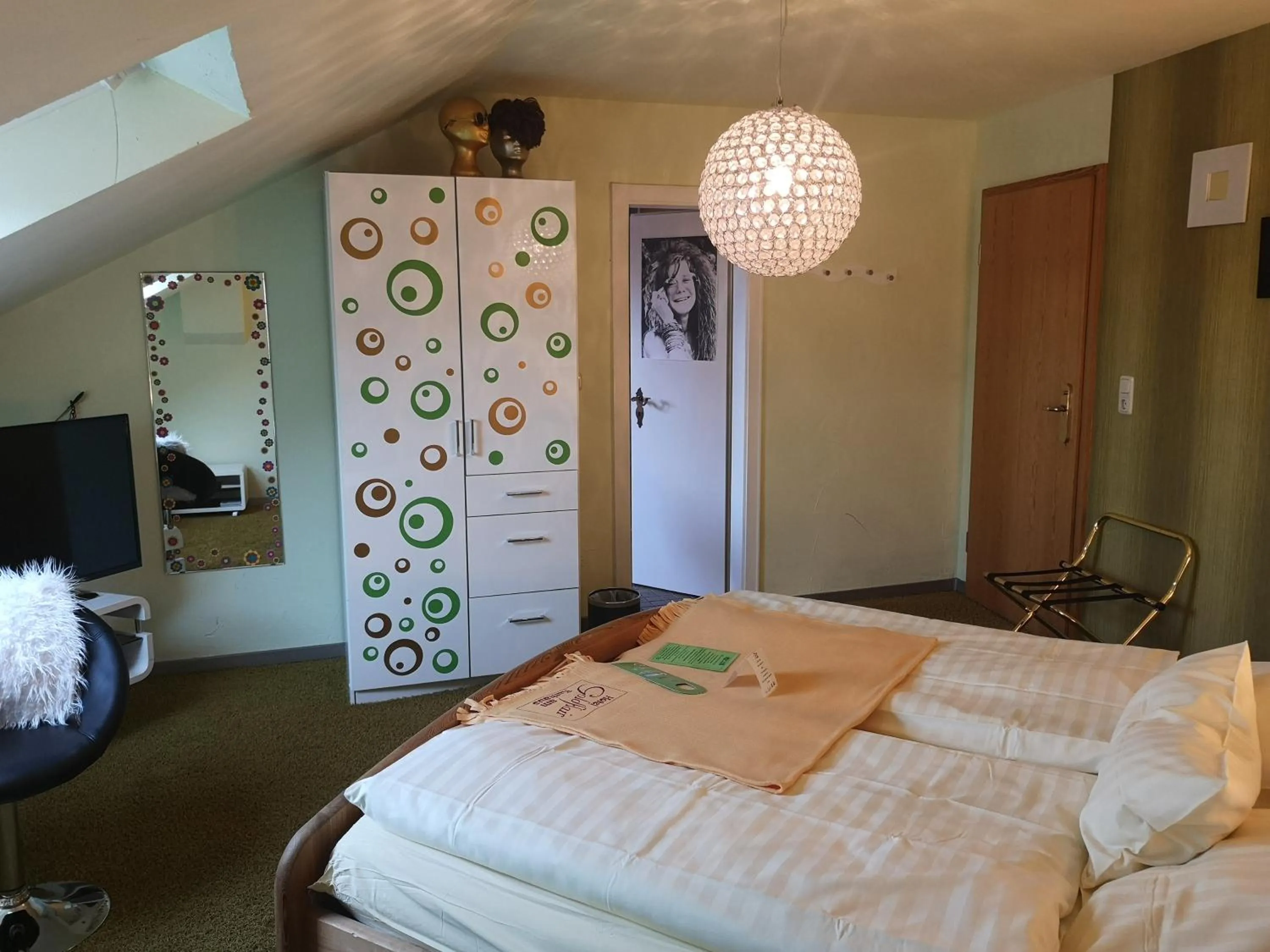 Bedroom, Bed in Hotel Goldflair am Rathaus