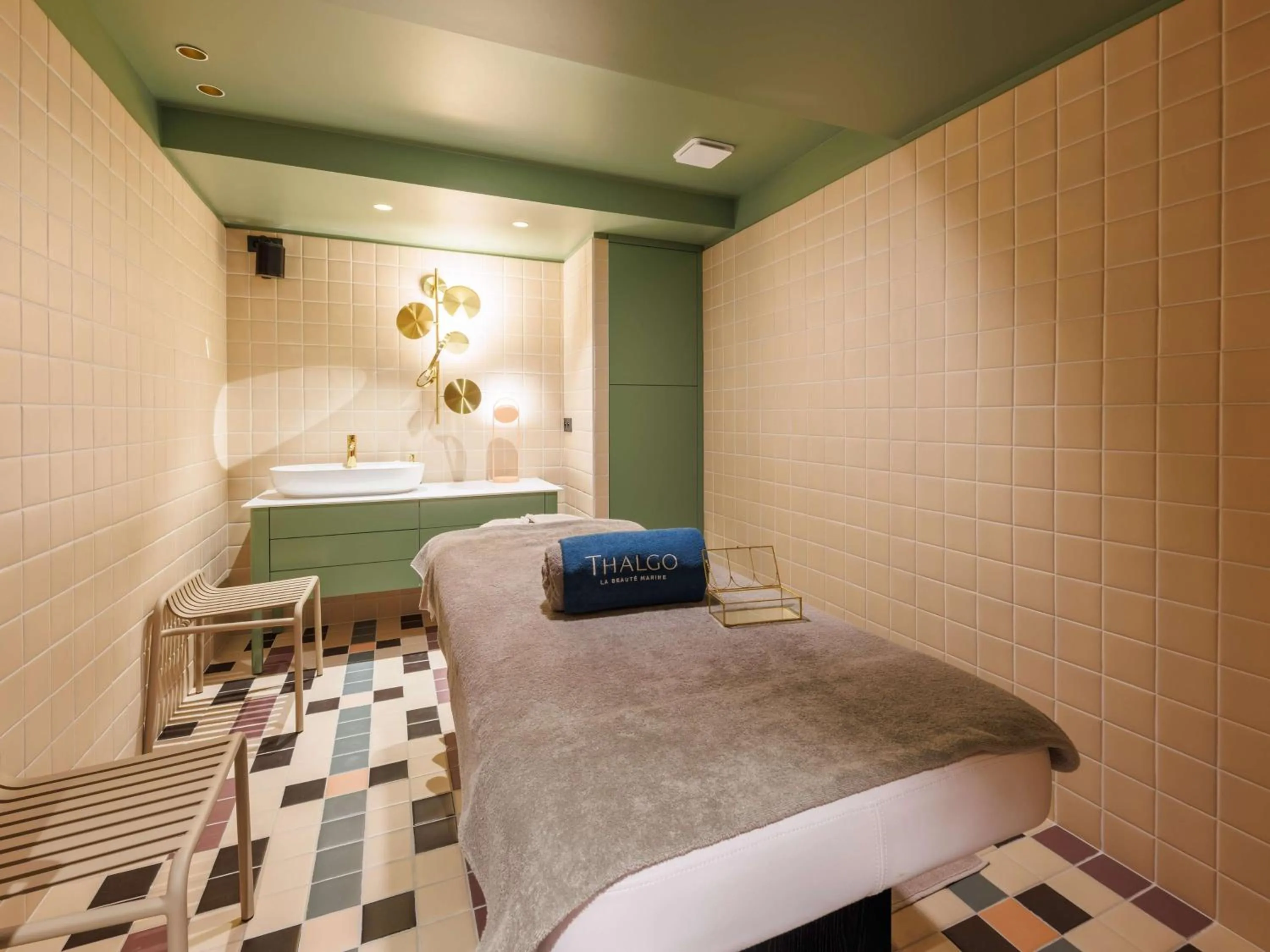 Massage, Bed in Aiden by Best Western Clermont-Ferrand Hotel & Spa