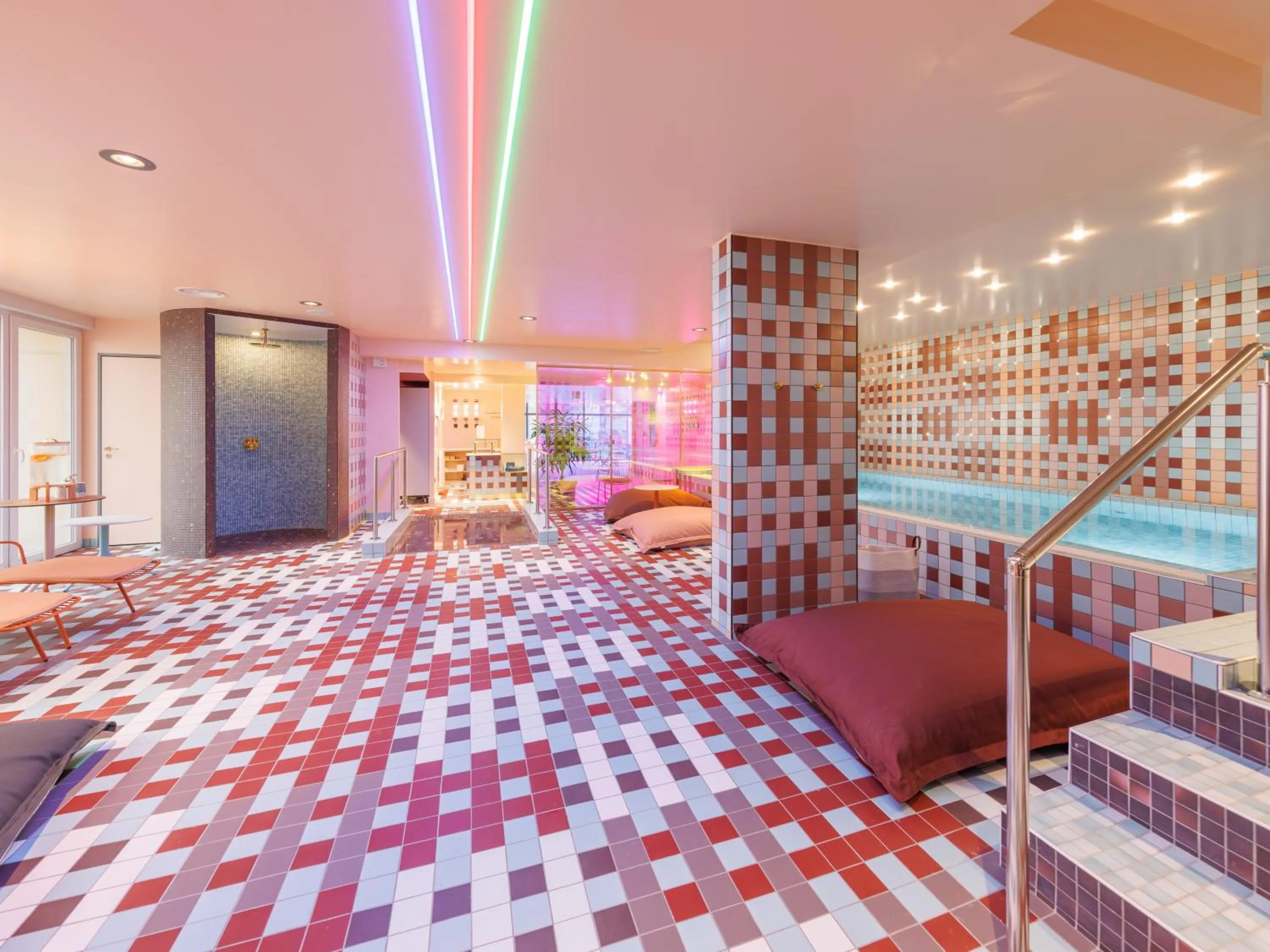 Shower, Bed in Aiden by Best Western Clermont-Ferrand Hotel & Spa