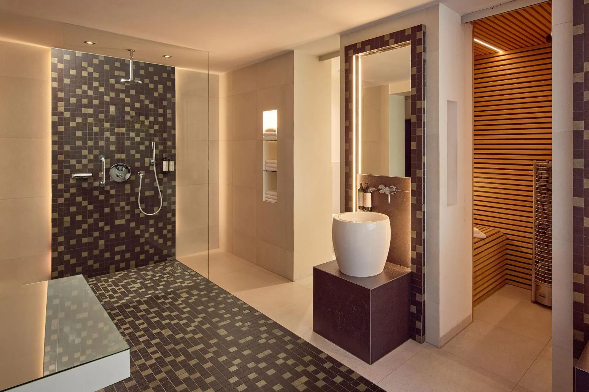 Photo of the whole room, Bed in Hotel Moers van der Valk