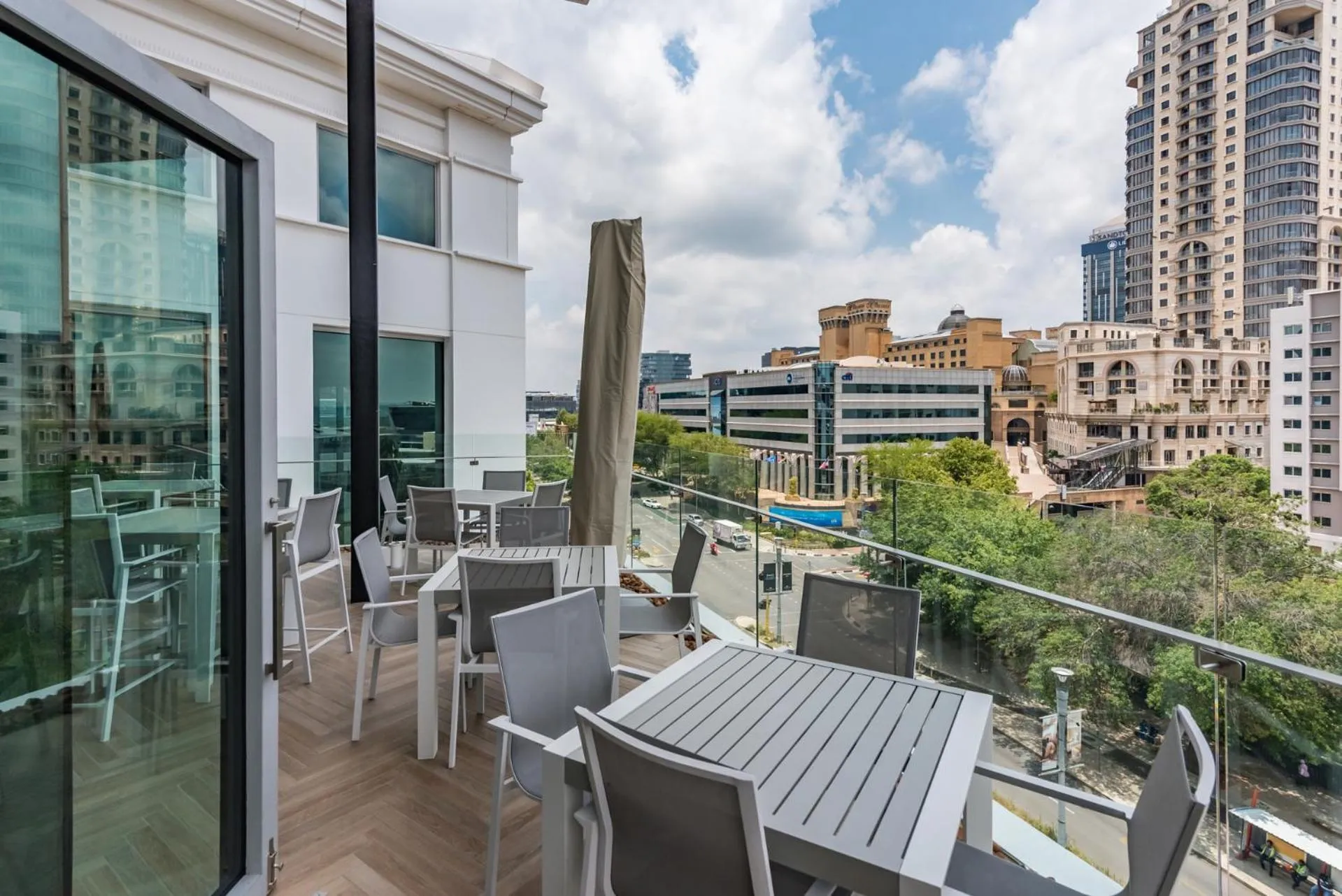 Restaurant/places to eat in Hotel Sky Sandton