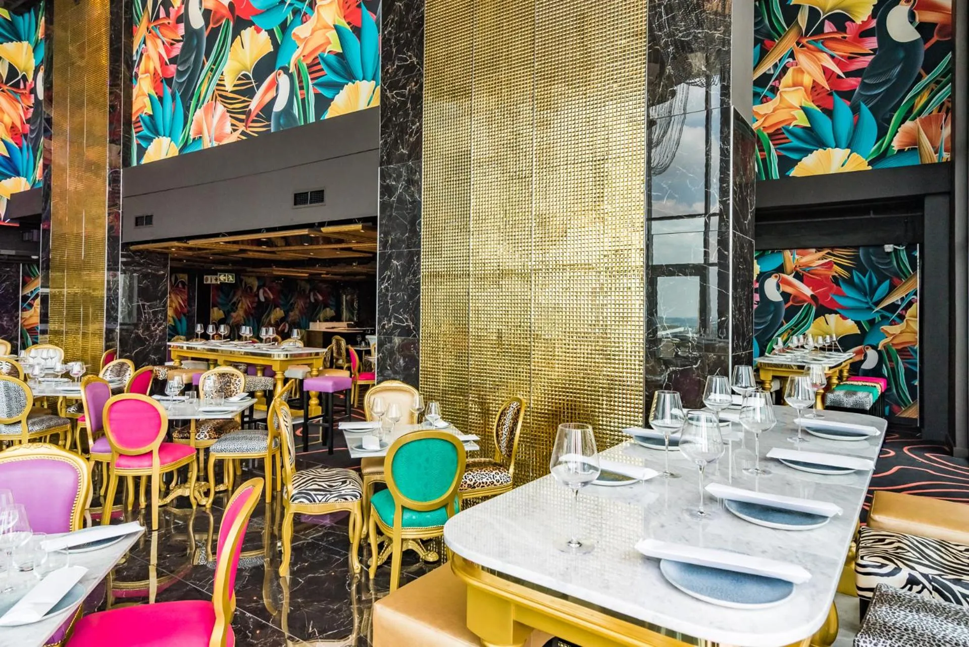 Restaurant/places to eat in Hotel Sky Sandton