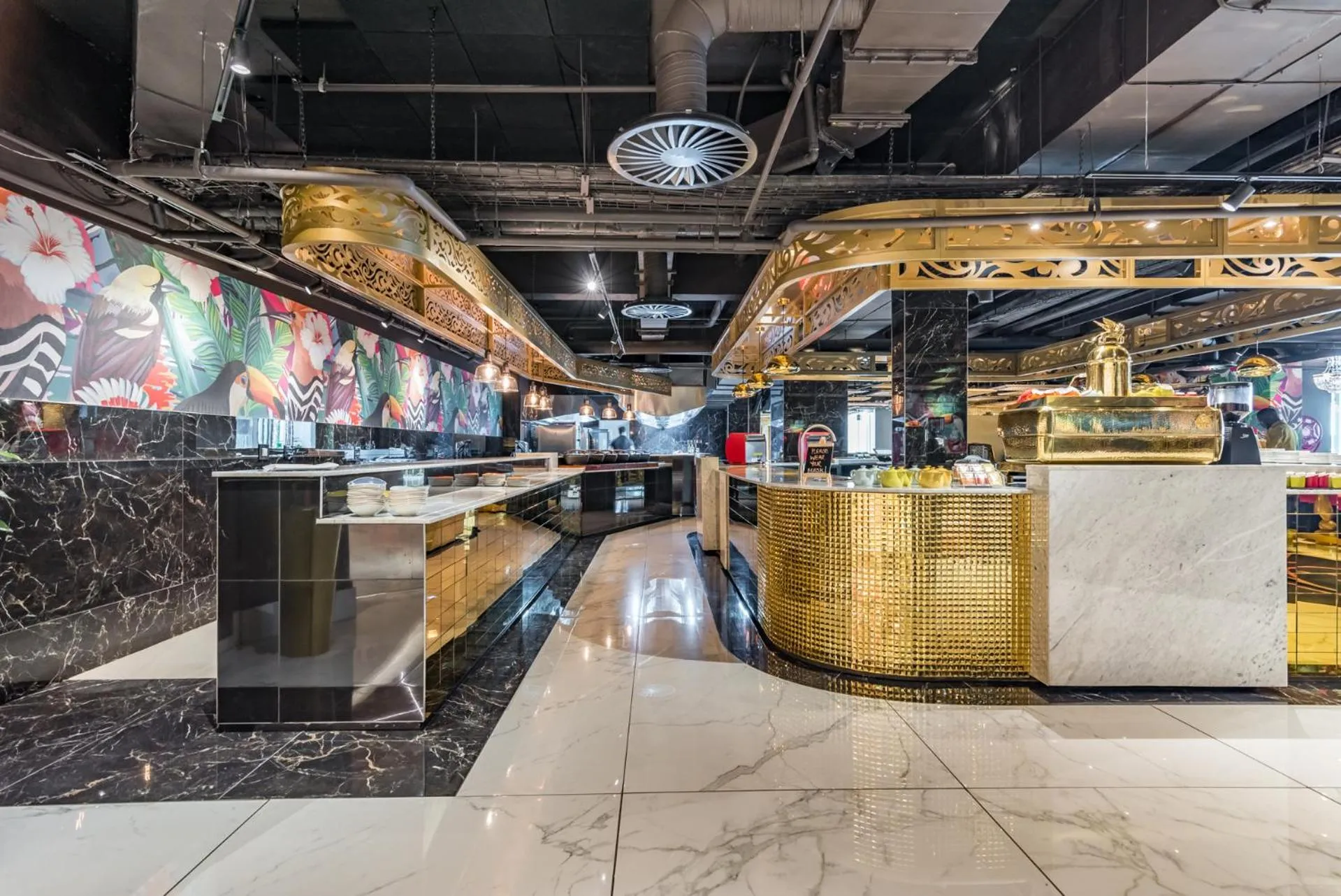 Restaurant/places to eat in Hotel Sky Sandton