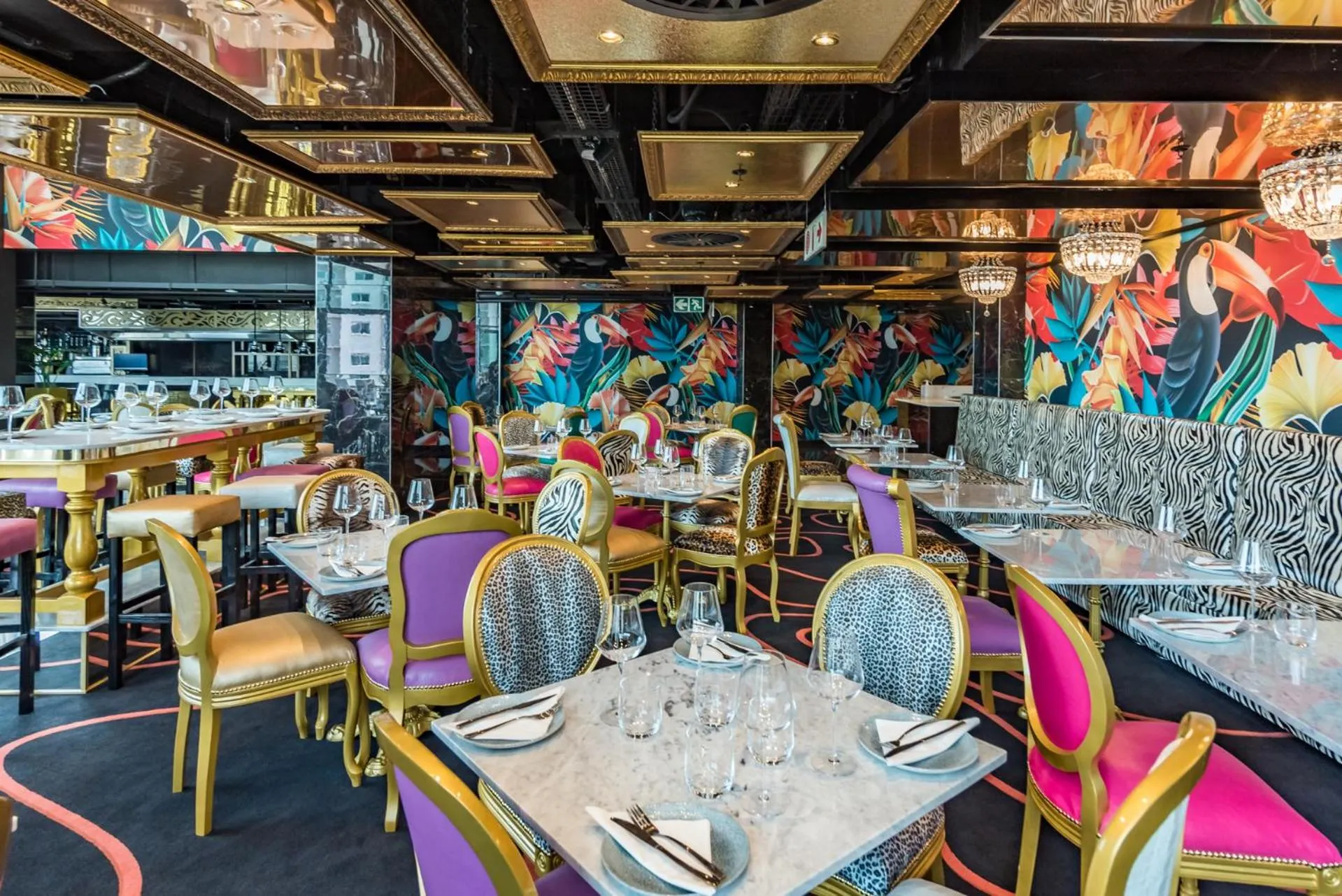 Restaurant/places to eat in Hotel Sky Sandton