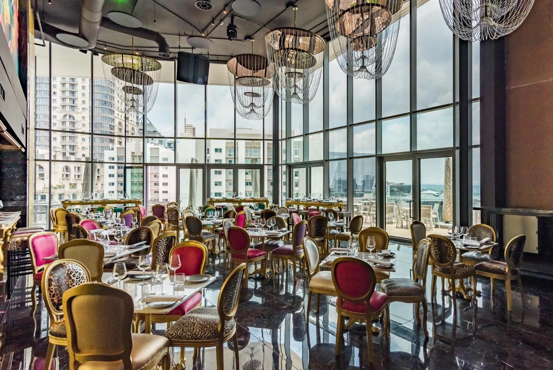 Restaurant/places to eat in Hotel Sky Sandton