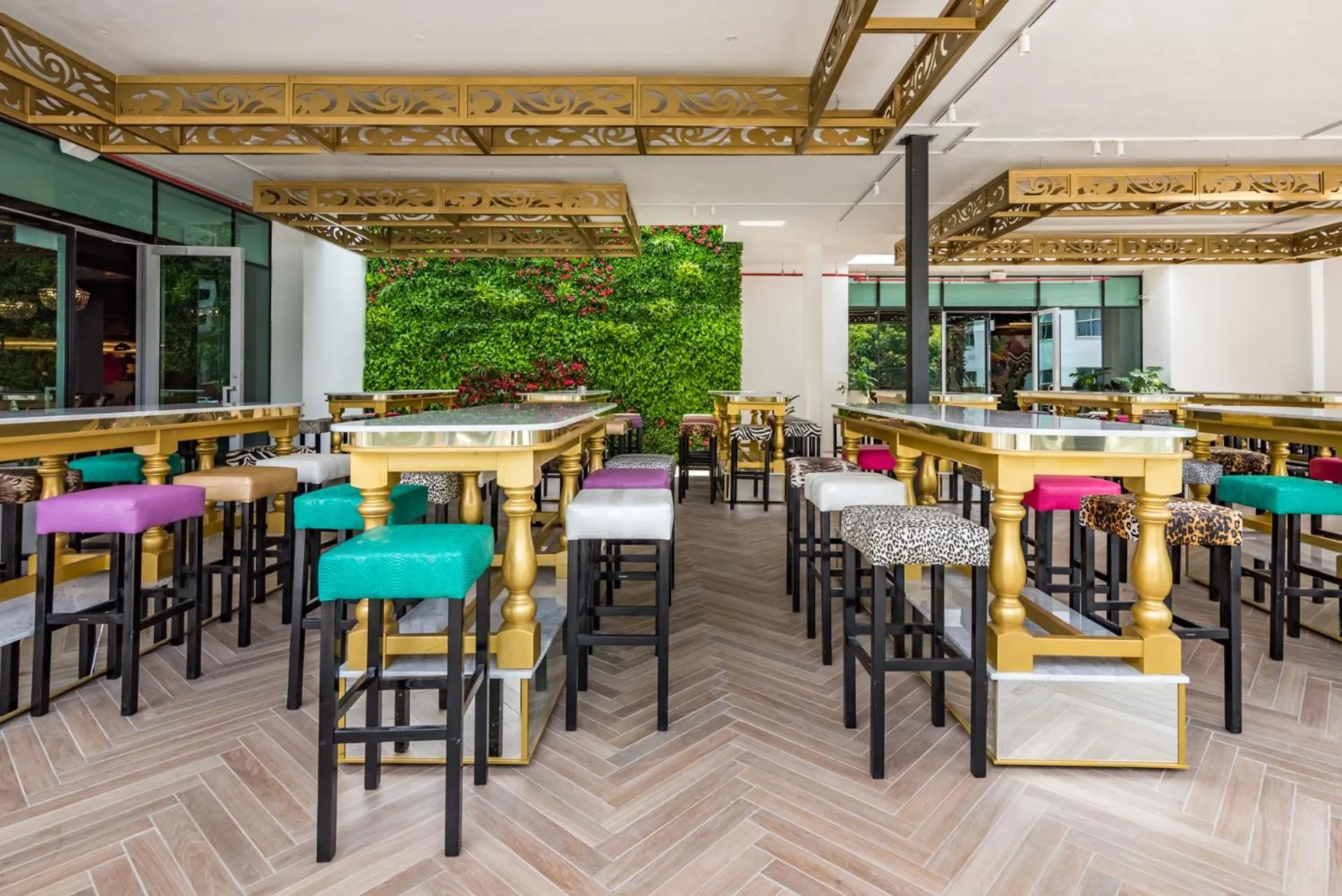 Restaurant/places to eat in Hotel Sky Sandton