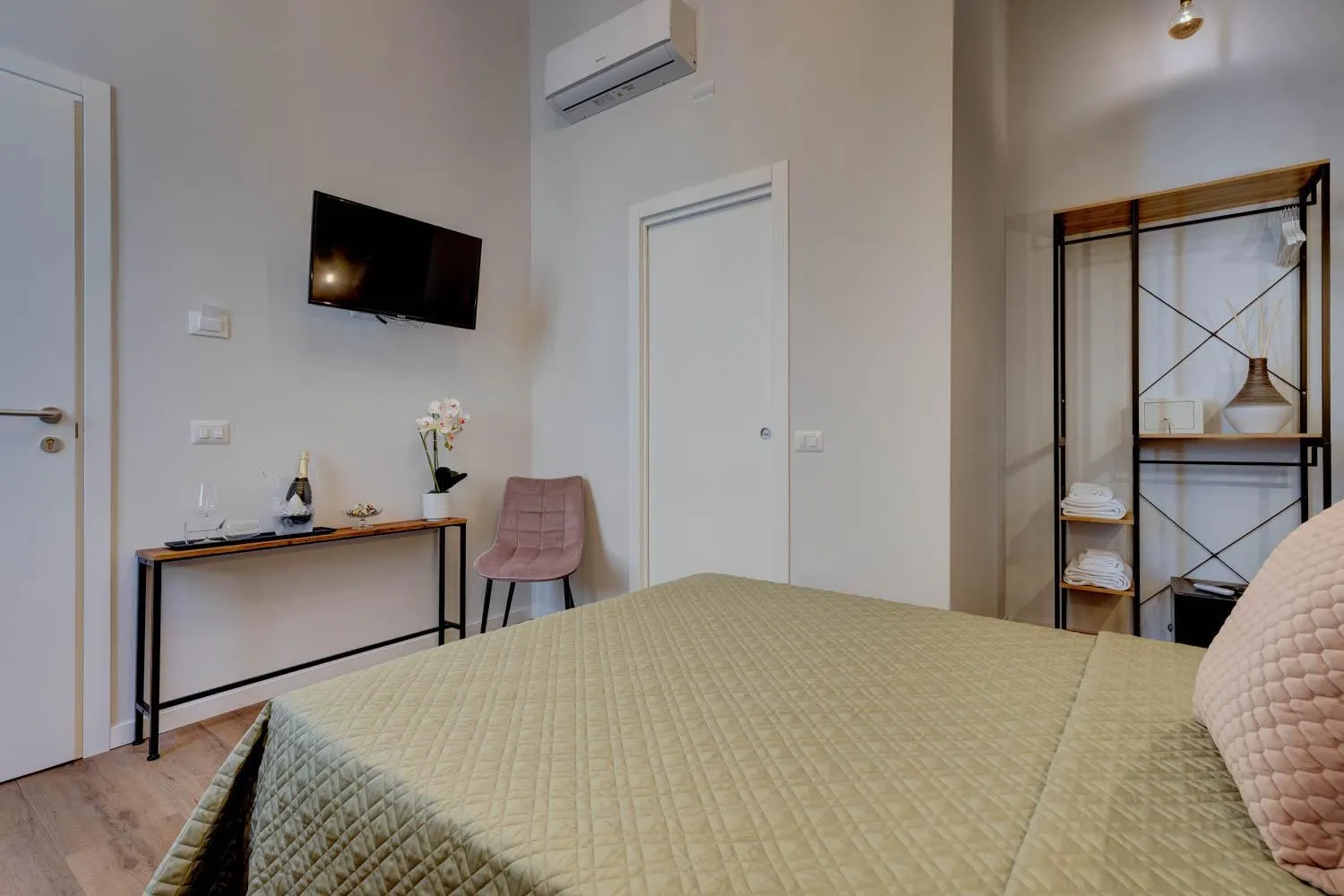 Photo of the whole room, Bed in The Venue Sistina