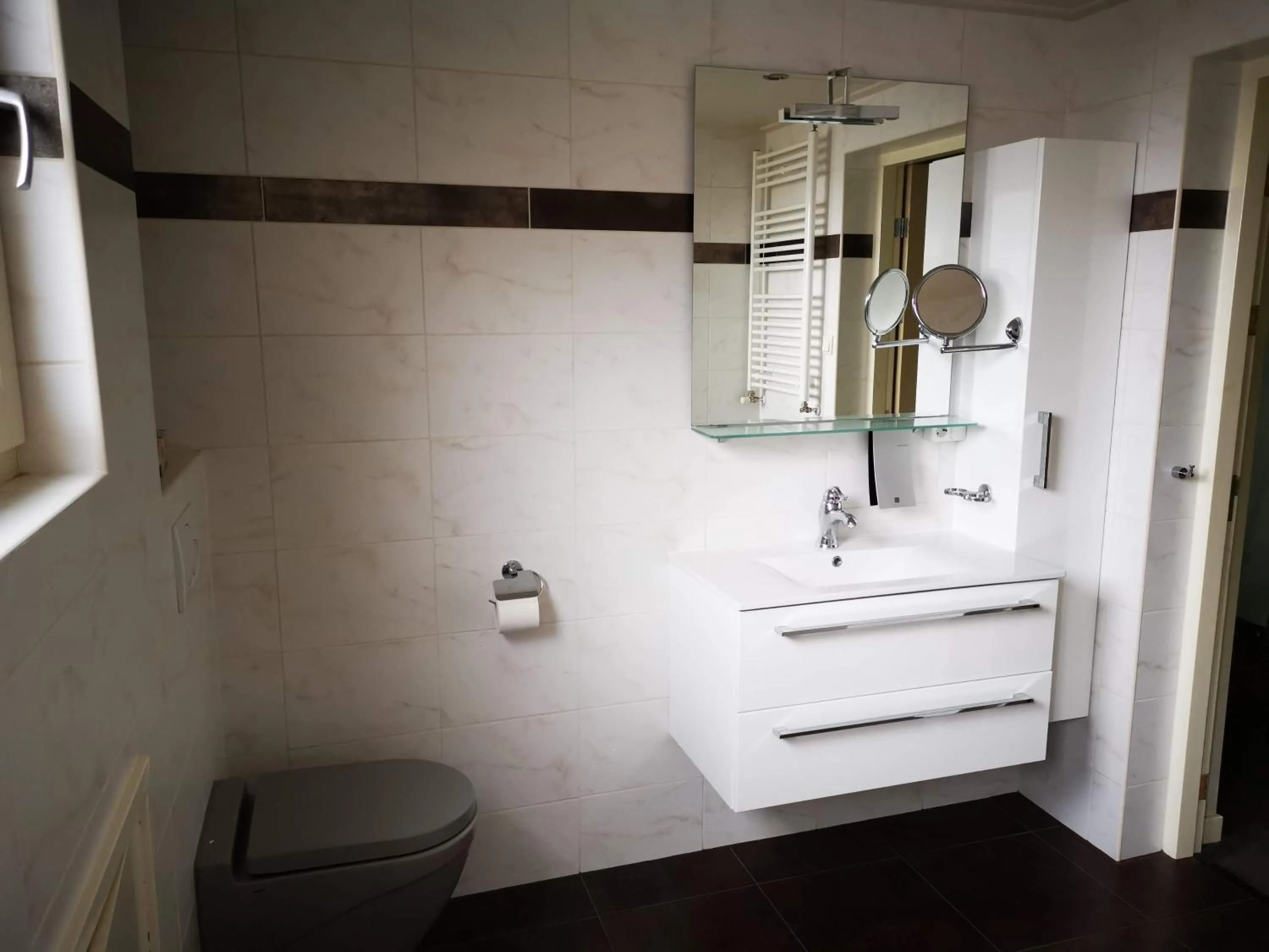 Toilet in B & B Marrum Hotel Marrum