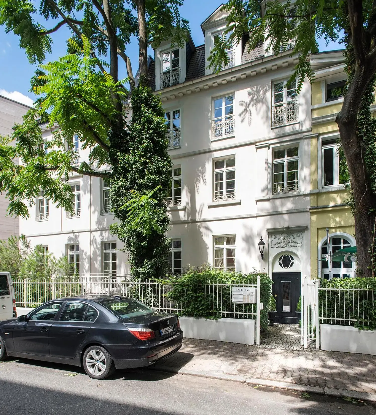 DIRAZI Guesthouse & Apartments GmbH DIRAZI Guesthouse & Apartments GmbH