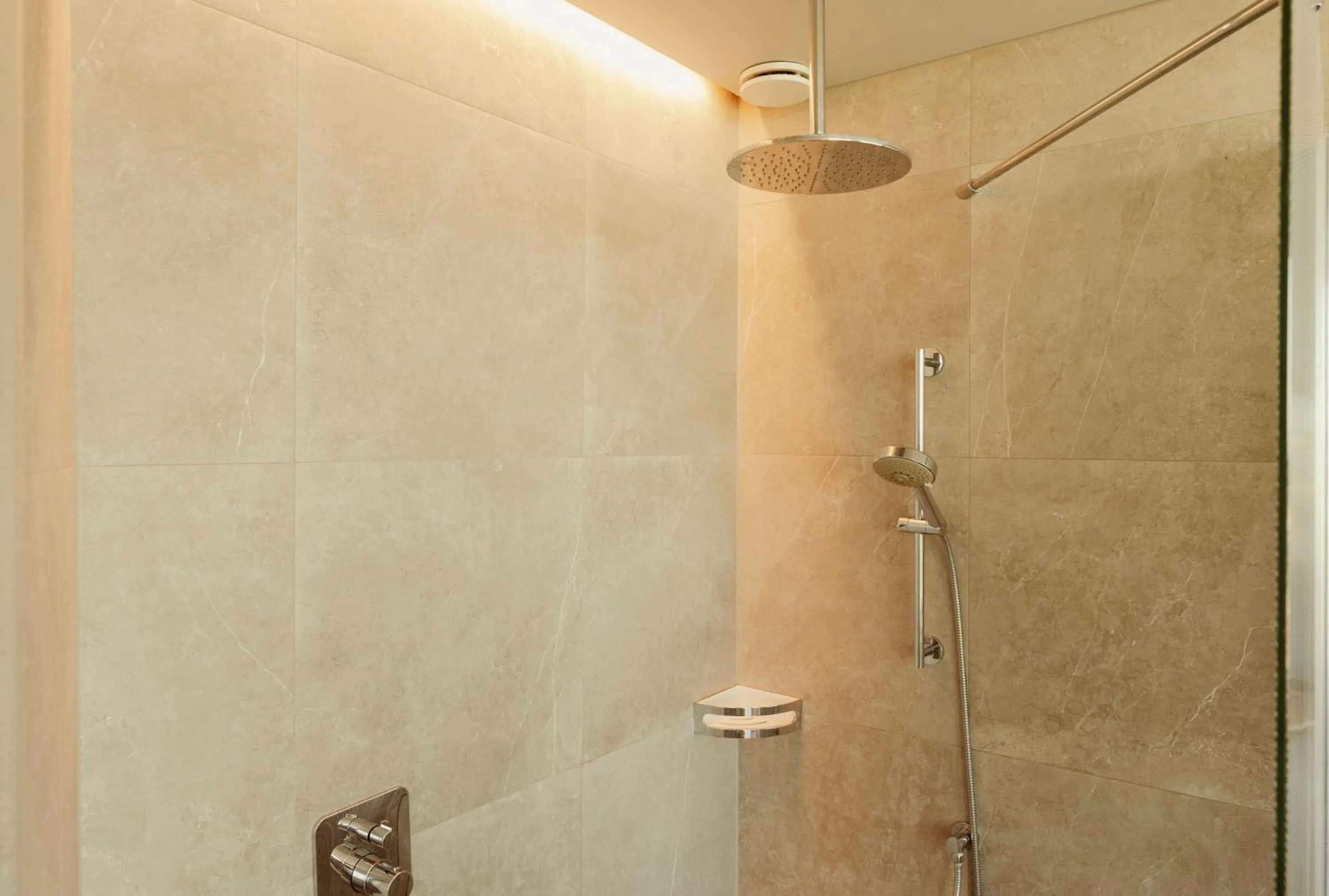 Shower in Van der Valk Hotel Amsterdam Zuidas-Rai