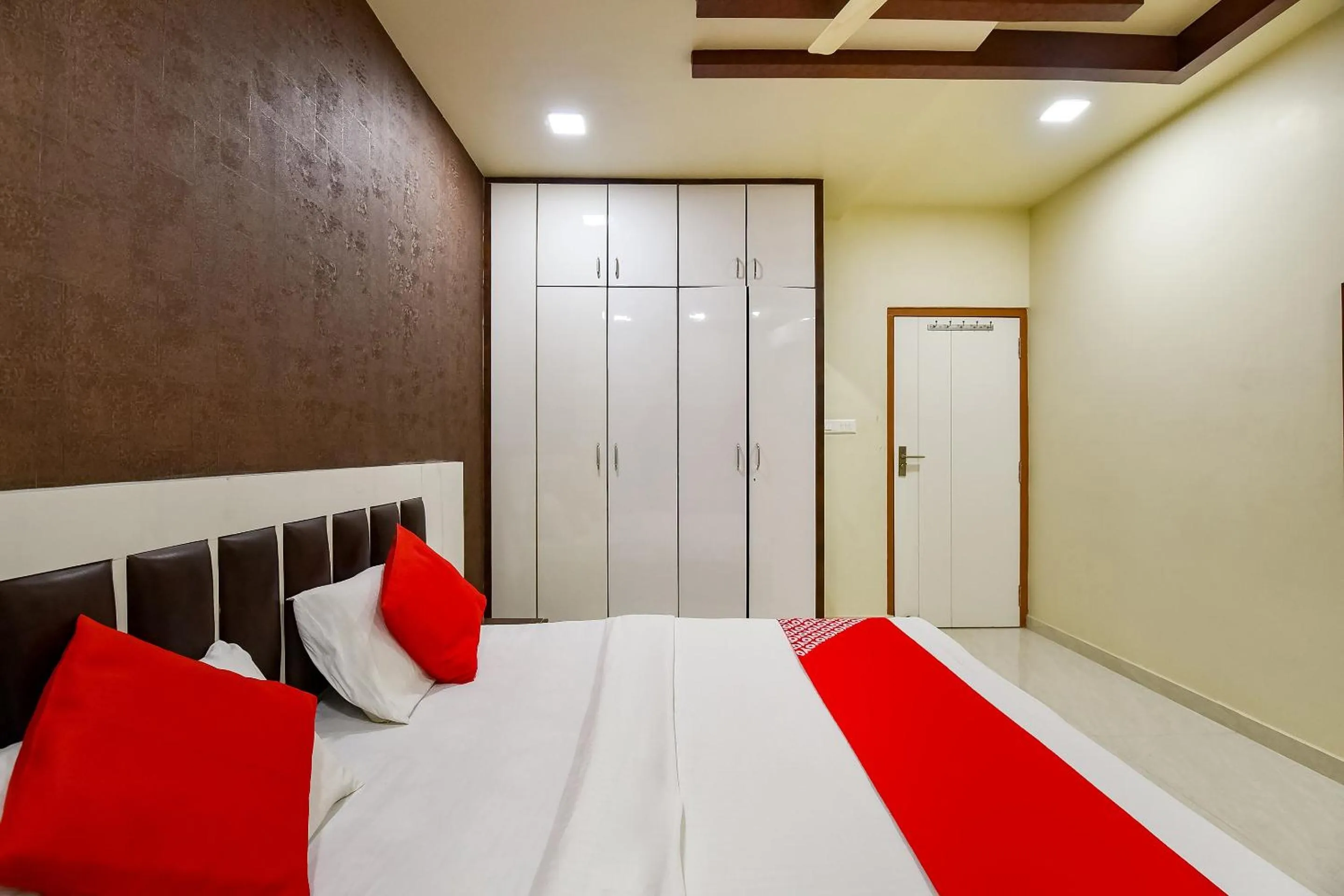 Bedroom in Super Hotel O Jagmohan Hotel