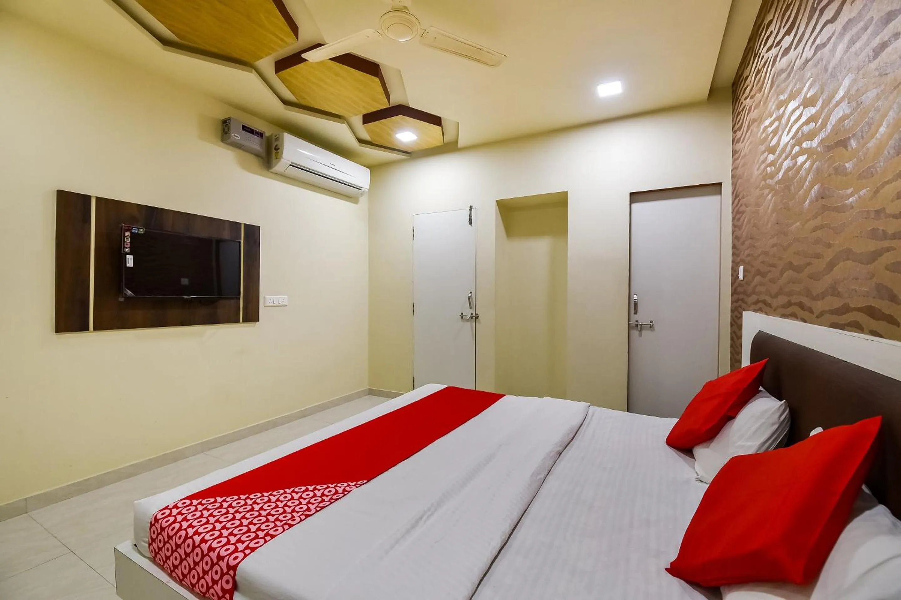 Bedroom in Super Hotel O Jagmohan Hotel