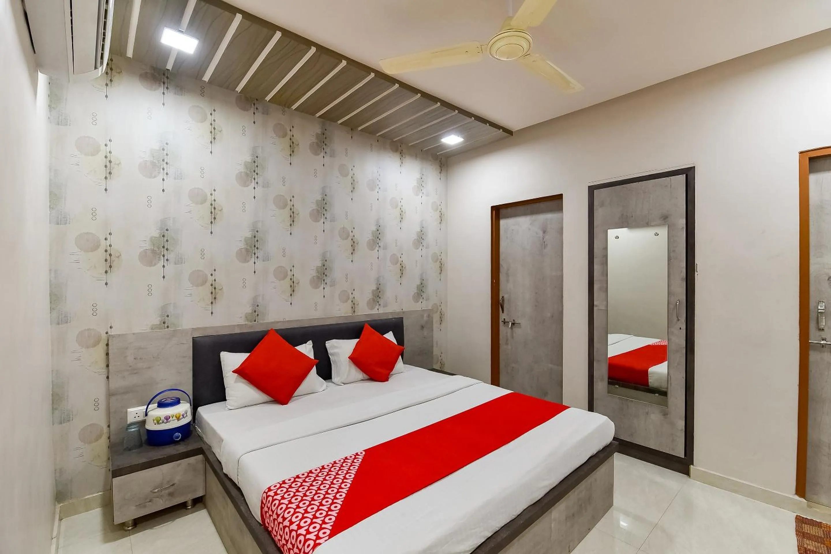 Bedroom in Super Hotel O Jagmohan Hotel