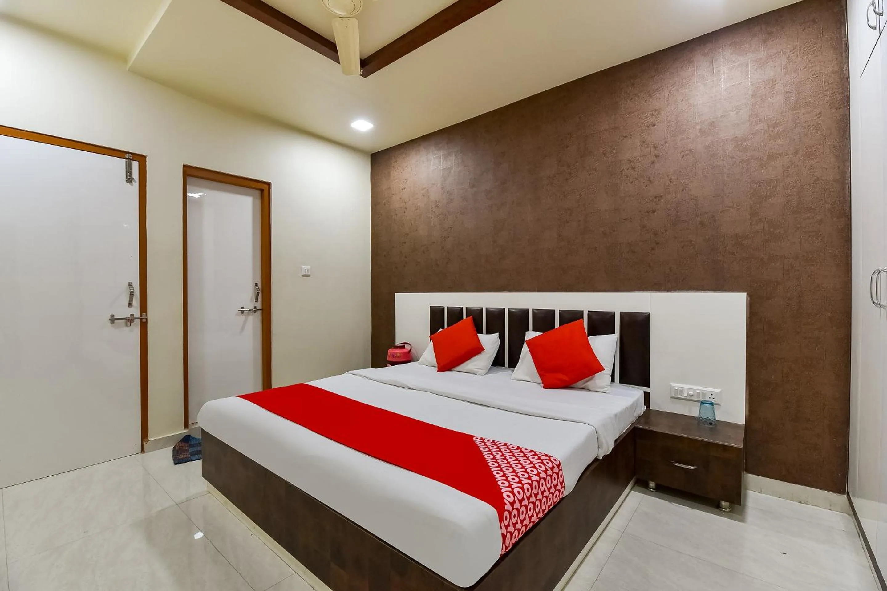 Bedroom in Super Hotel O Jagmohan Hotel