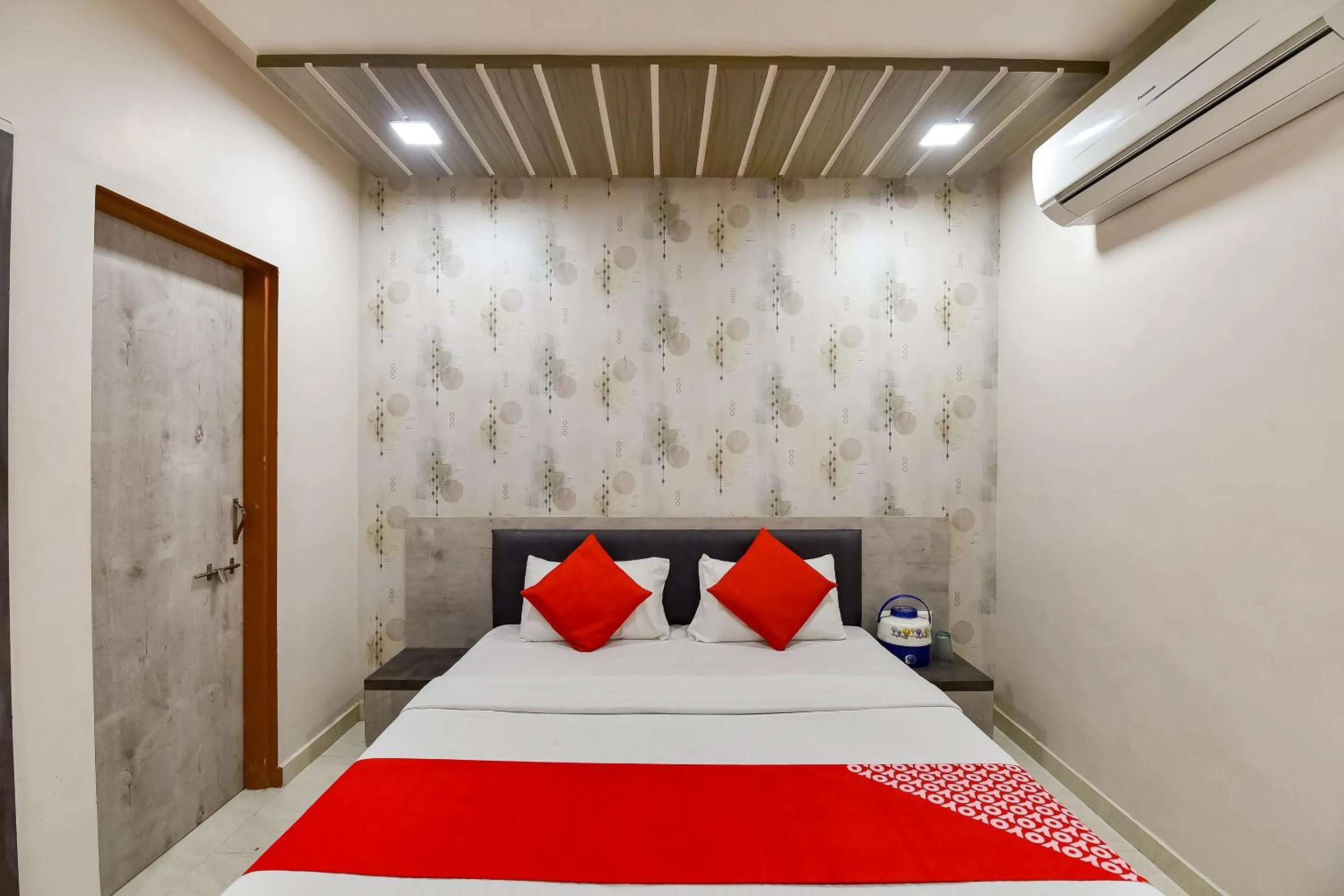 Bedroom in Super Hotel O Jagmohan Hotel