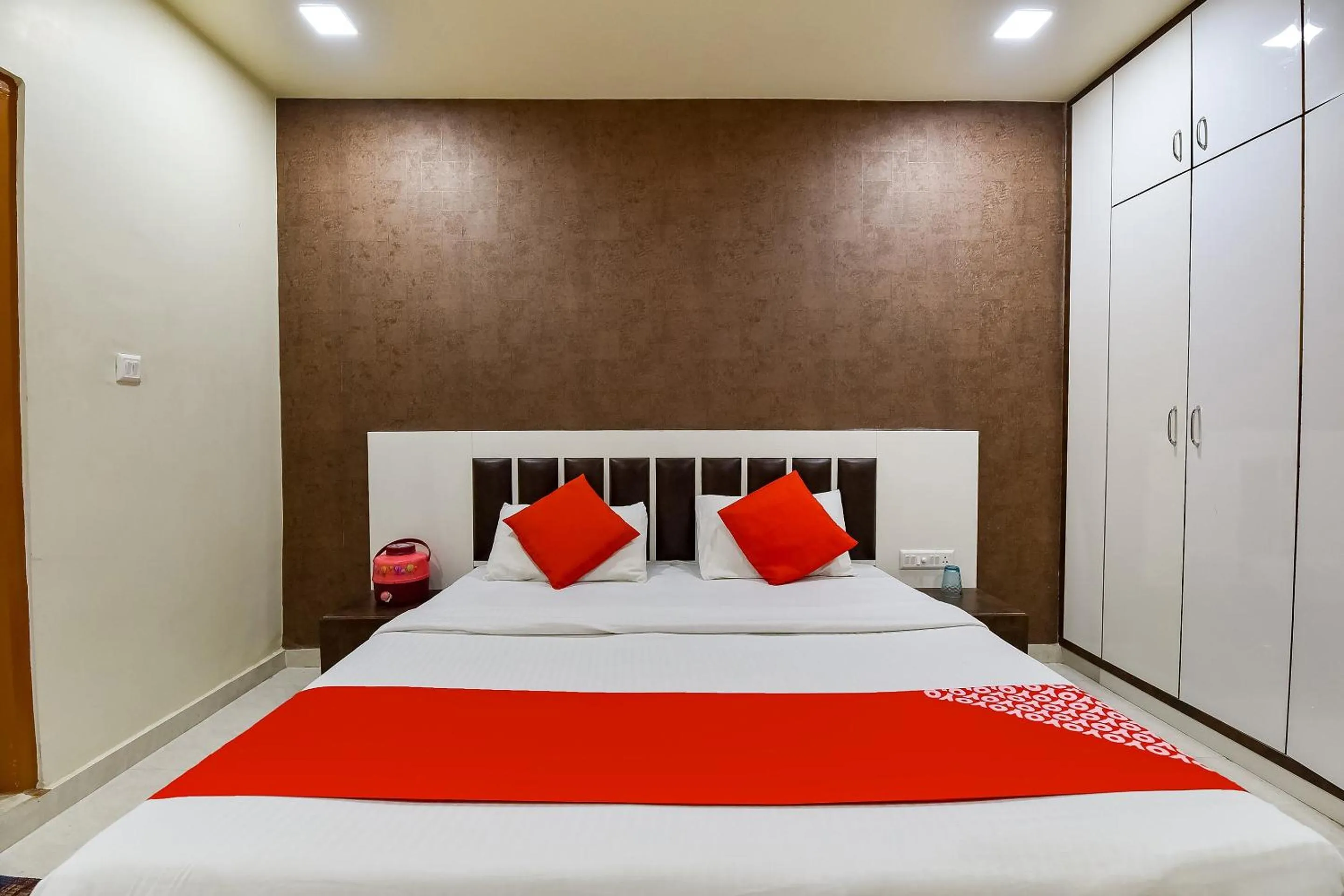 Bedroom in Super Hotel O Jagmohan Hotel