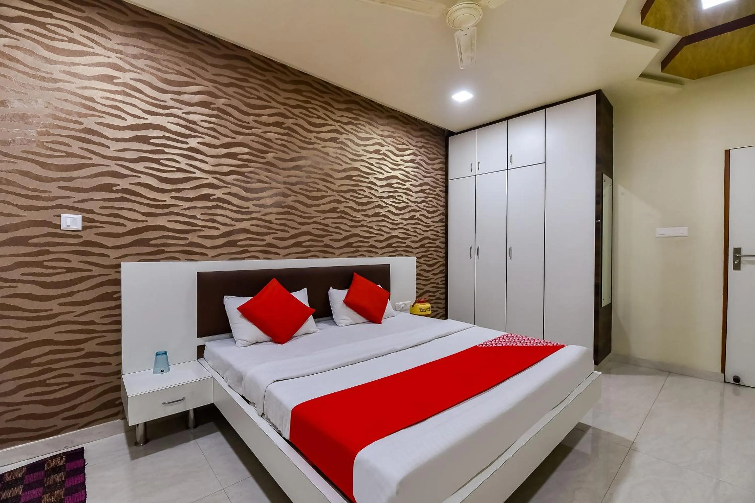 Bedroom in Super Hotel O Jagmohan Hotel