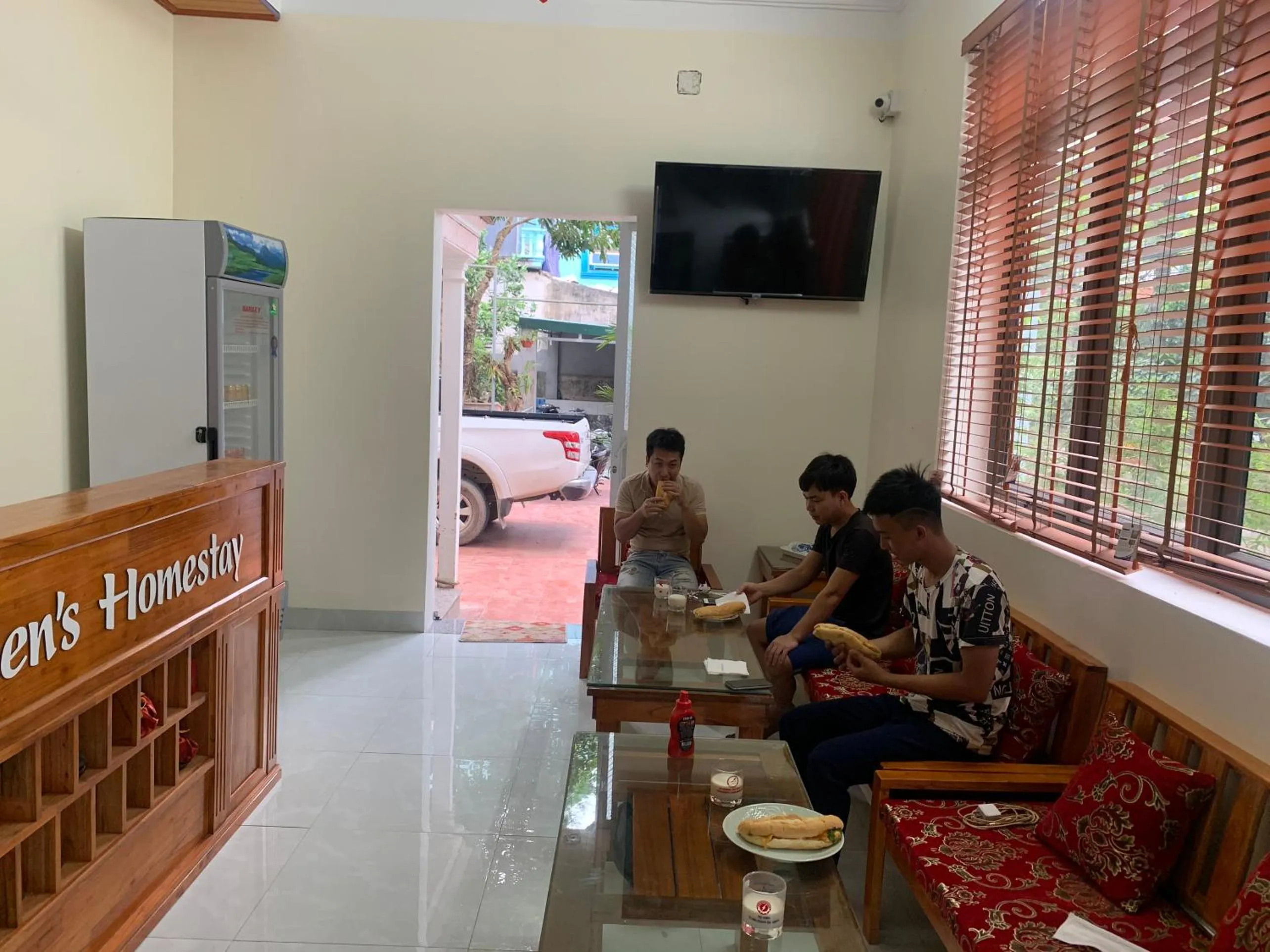 Communal lounge/ TV room in Sen's Homestay