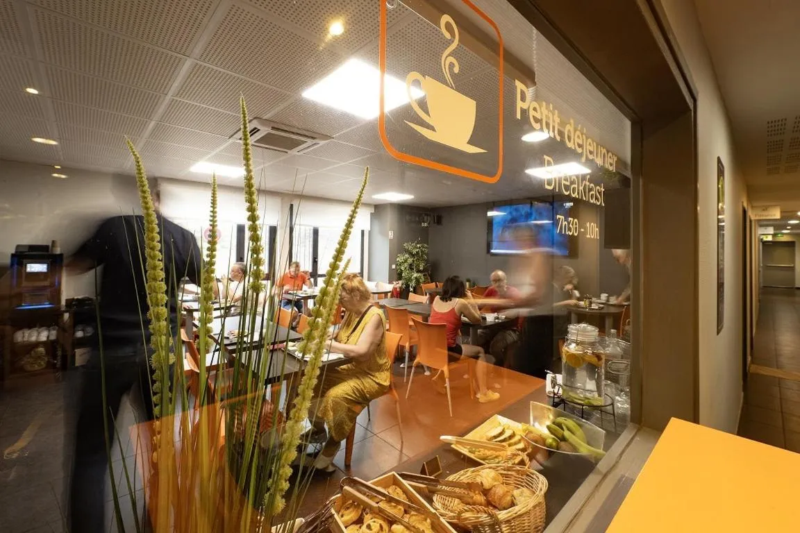 Breakfast in ApartHotel Sainte-Marthe