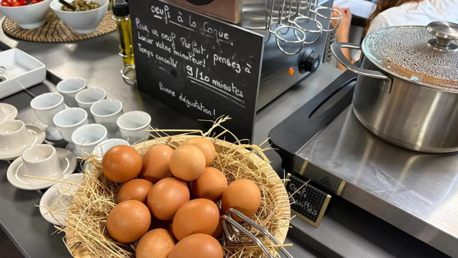 Breakfast in ApartHotel Sainte-Marthe