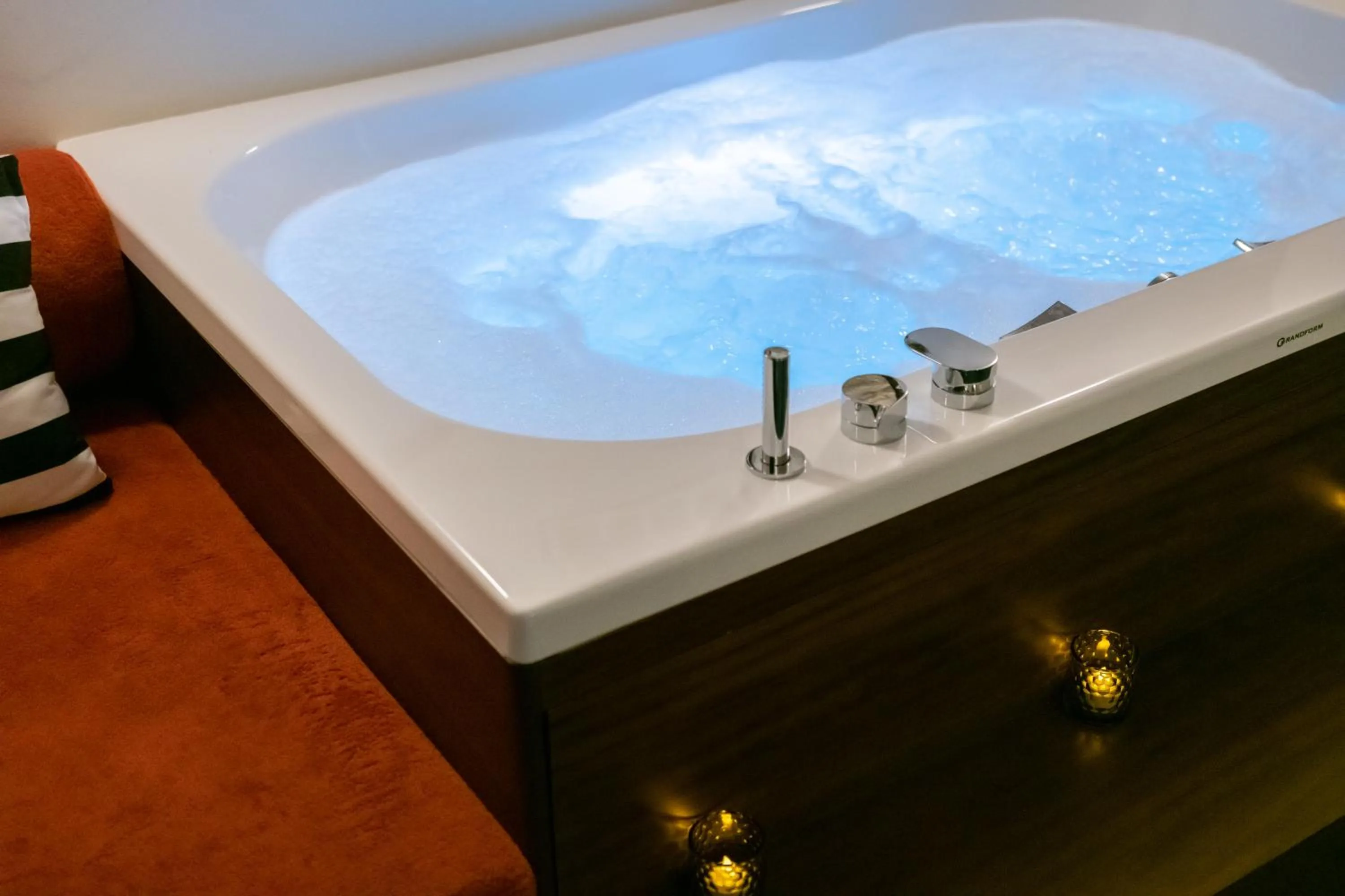 Hot Tub in Hôtel Saint-André des Arts