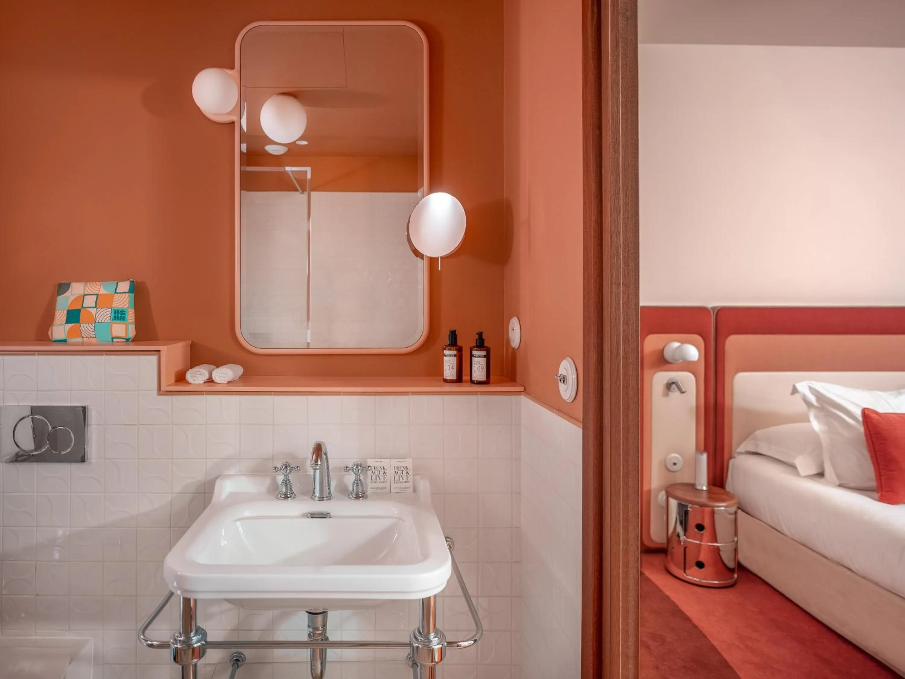 Bathroom, Bed in Hôtel Saint-André des Arts