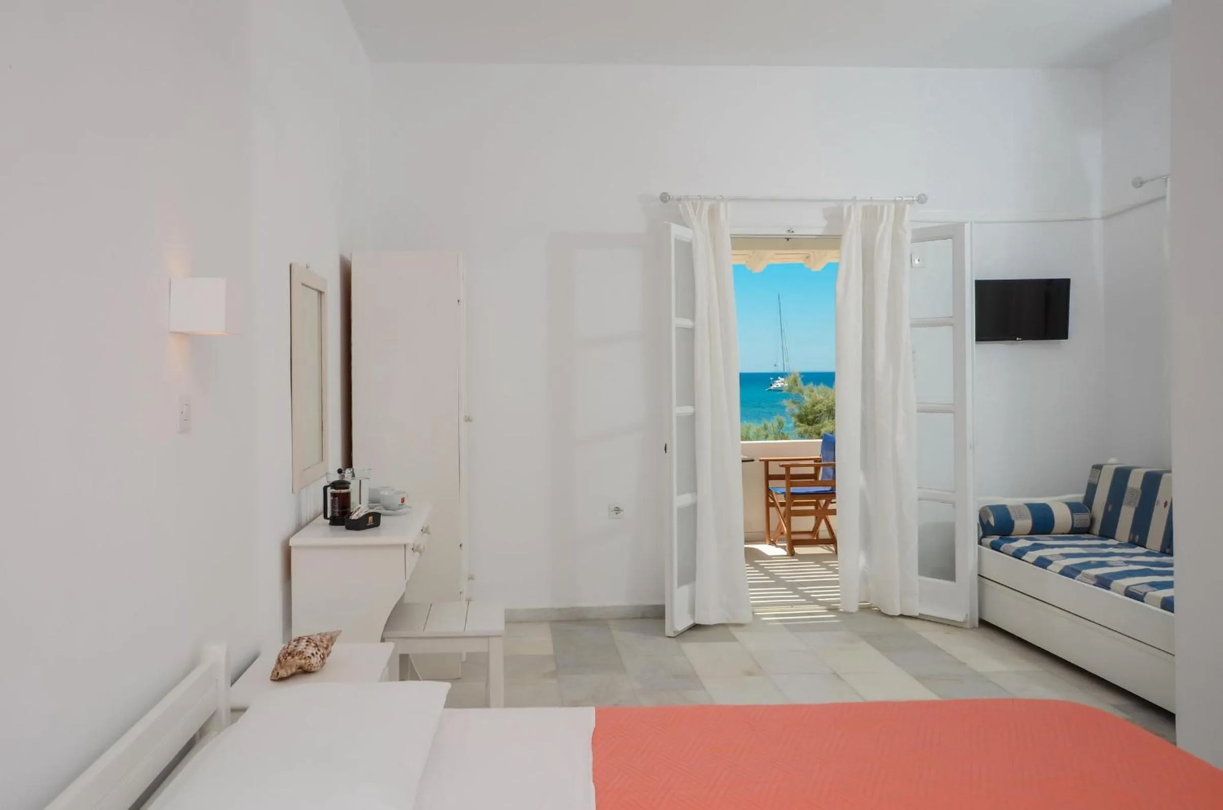 Photo of the whole room, Bed in Naxos Golden Beach 2