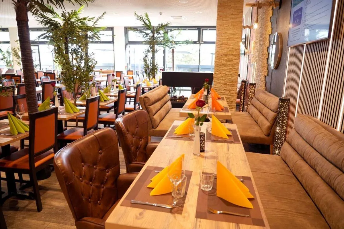 Restaurant/places to eat in Hotel Amper